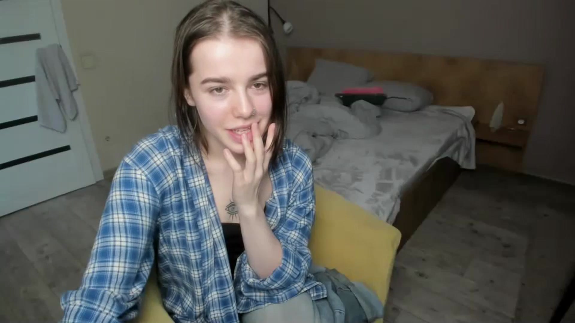 Gallery image thumbnail from ShellyMoon's myfreecams stream on, 01/06/2025, 14:41 image 4 of 20