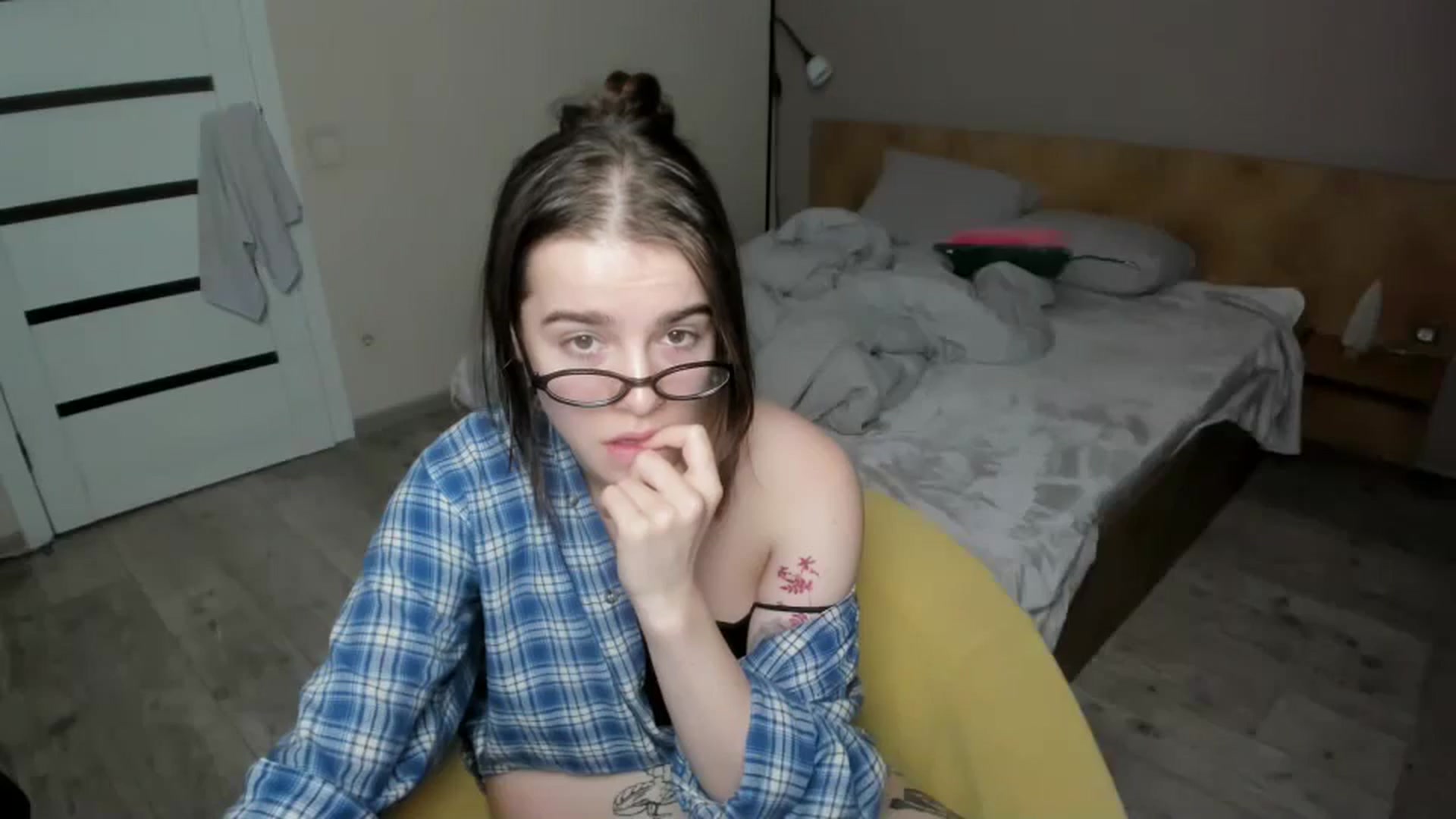 Gallery image thumbnail from ShellyMoon's myfreecams stream on, 01/06/2025, 16:39 image 5 of 20