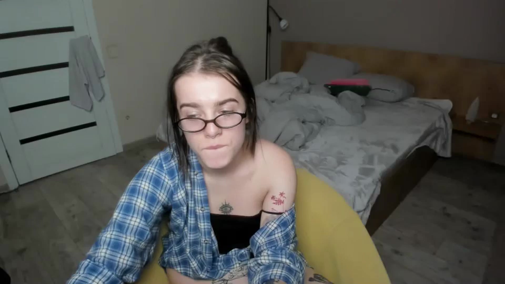 Gallery image thumbnail from ShellyMoon's myfreecams stream on, 01/06/2025, 16:39 image 11 of 20