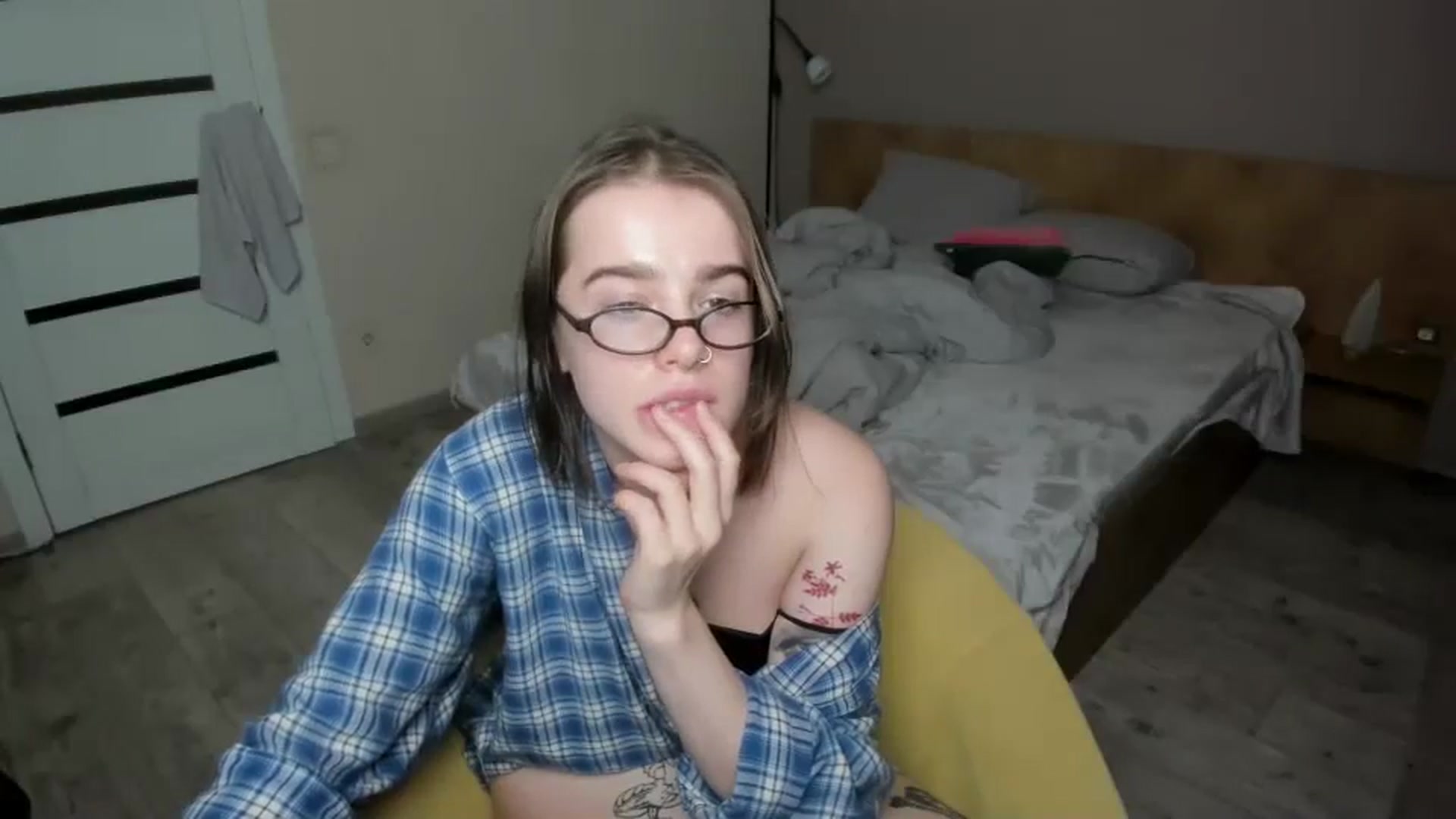 Gallery image thumbnail from ShellyMoon's myfreecams stream on, 01/06/2025, 16:39 image 3 of 20