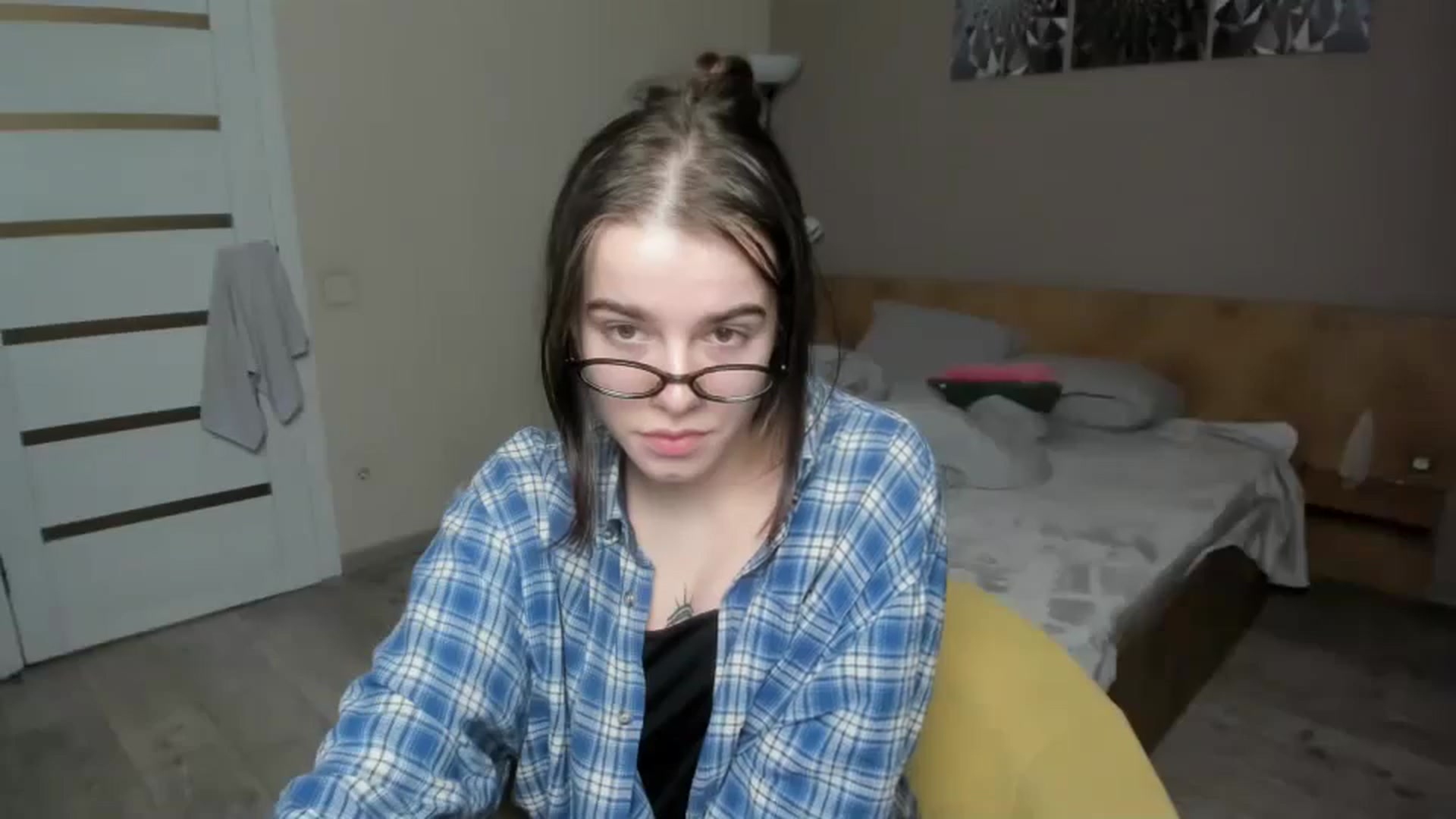 Gallery image thumbnail from ShellyMoon's myfreecams stream on, 01/06/2025, 17:33 image 6 of 20