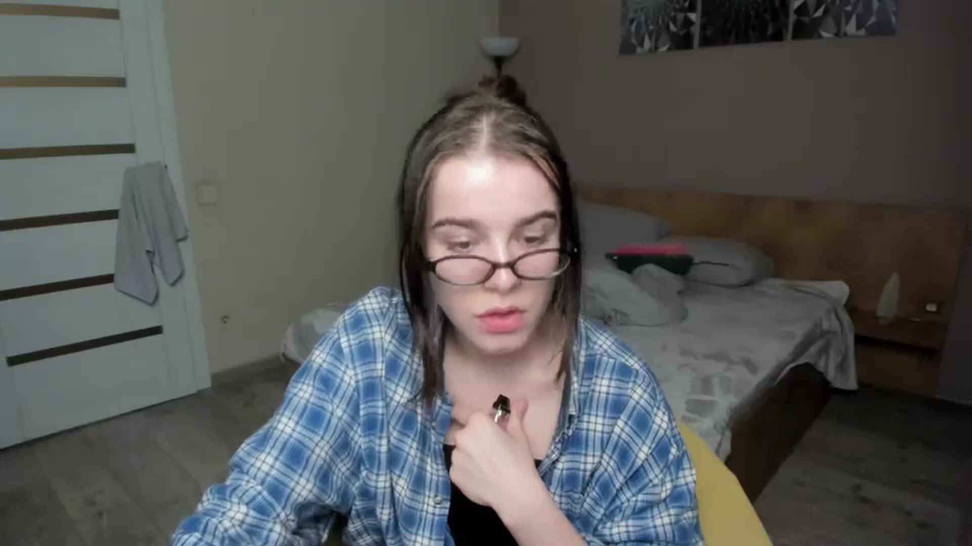 Gallery image thumbnail from ShellyMoon's myfreecams stream on, 01/06/2025, 17:33 image 4 of 20