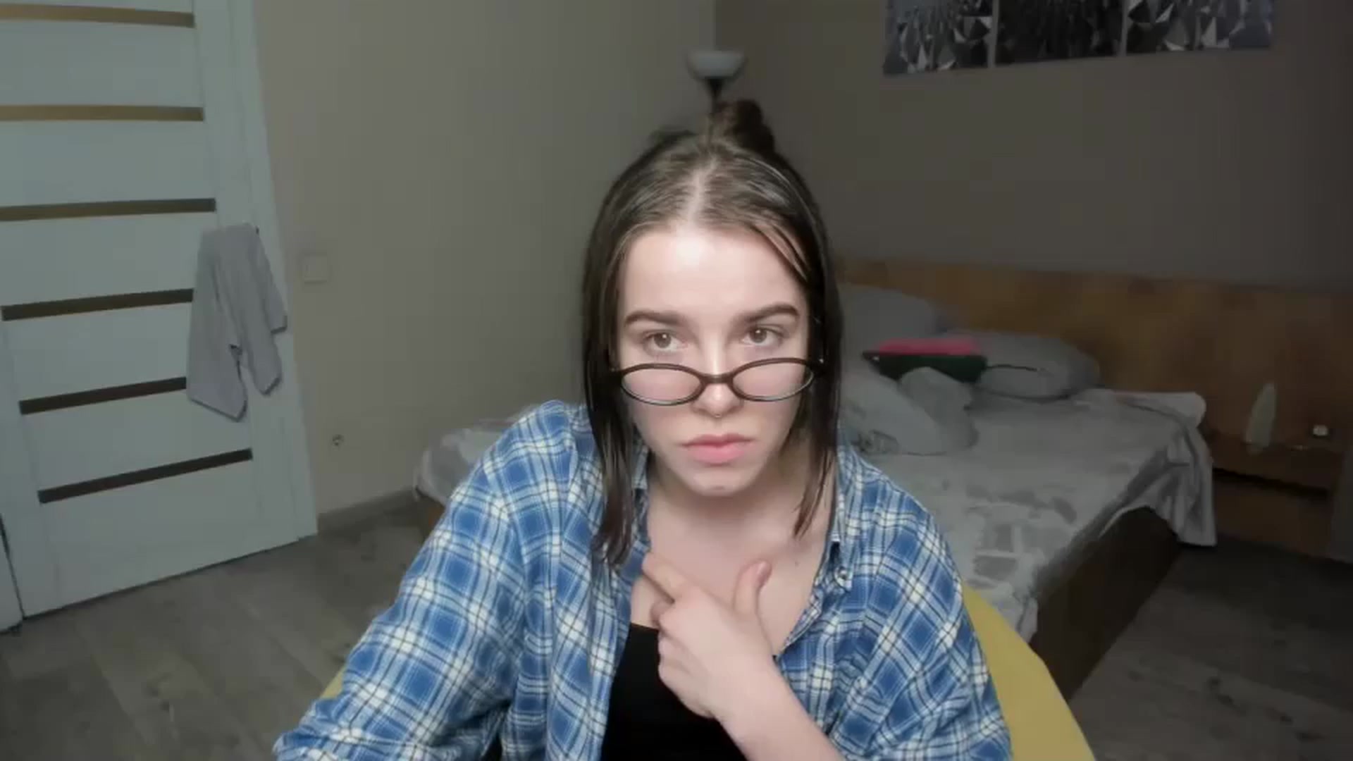 Gallery image thumbnail from ShellyMoon's myfreecams stream on, 01/06/2025, 17:33 image 7 of 20