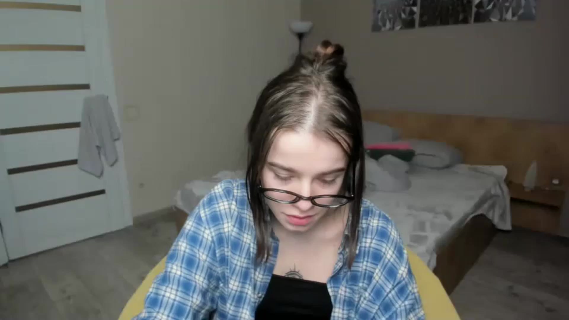 Gallery image thumbnail from ShellyMoon's myfreecams stream on, 01/06/2025, 17:33 image 8 of 20