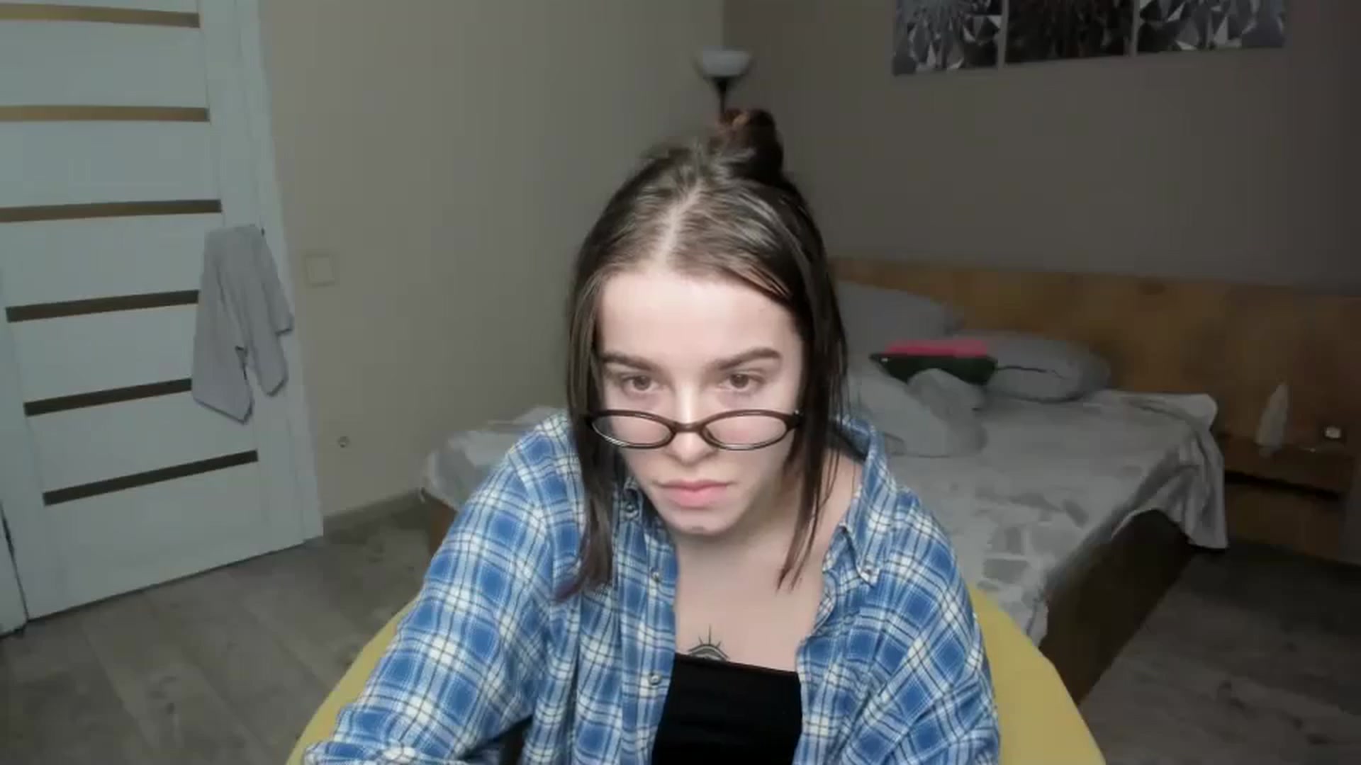 Gallery image thumbnail from ShellyMoon's myfreecams stream on, 01/06/2025, 17:33 image 14 of 20