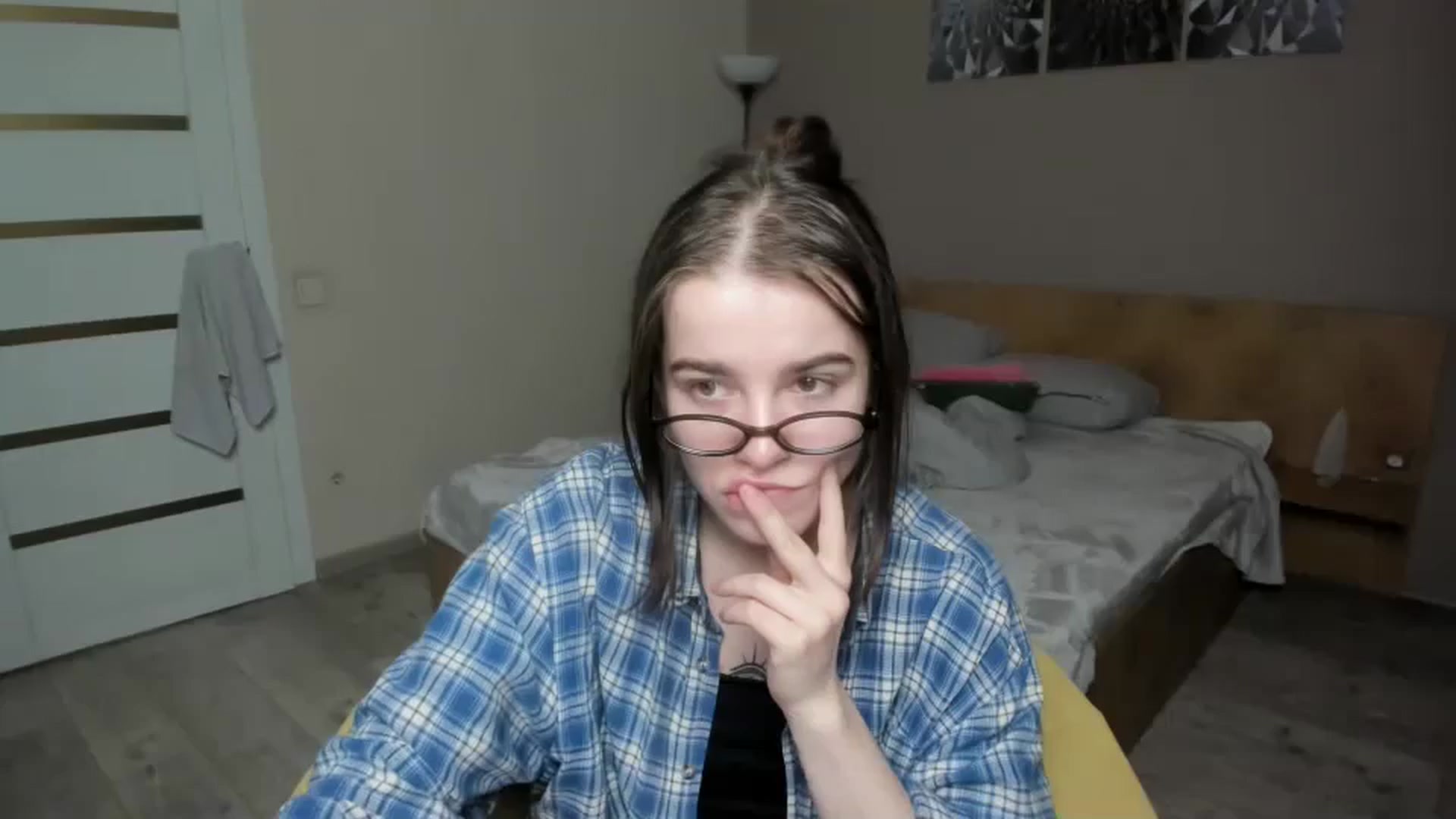 Gallery image thumbnail from ShellyMoon's myfreecams stream on, 01/06/2025, 17:33 image 1 of 20