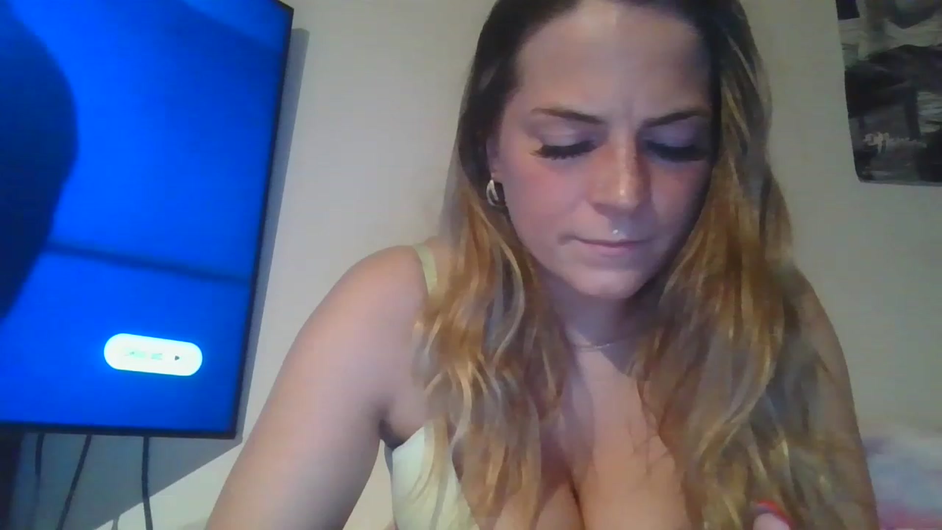 Gallery image thumbnail from ShellyW's myfreecams stream on, 03/28/2023, 07:58 image 15 of 20