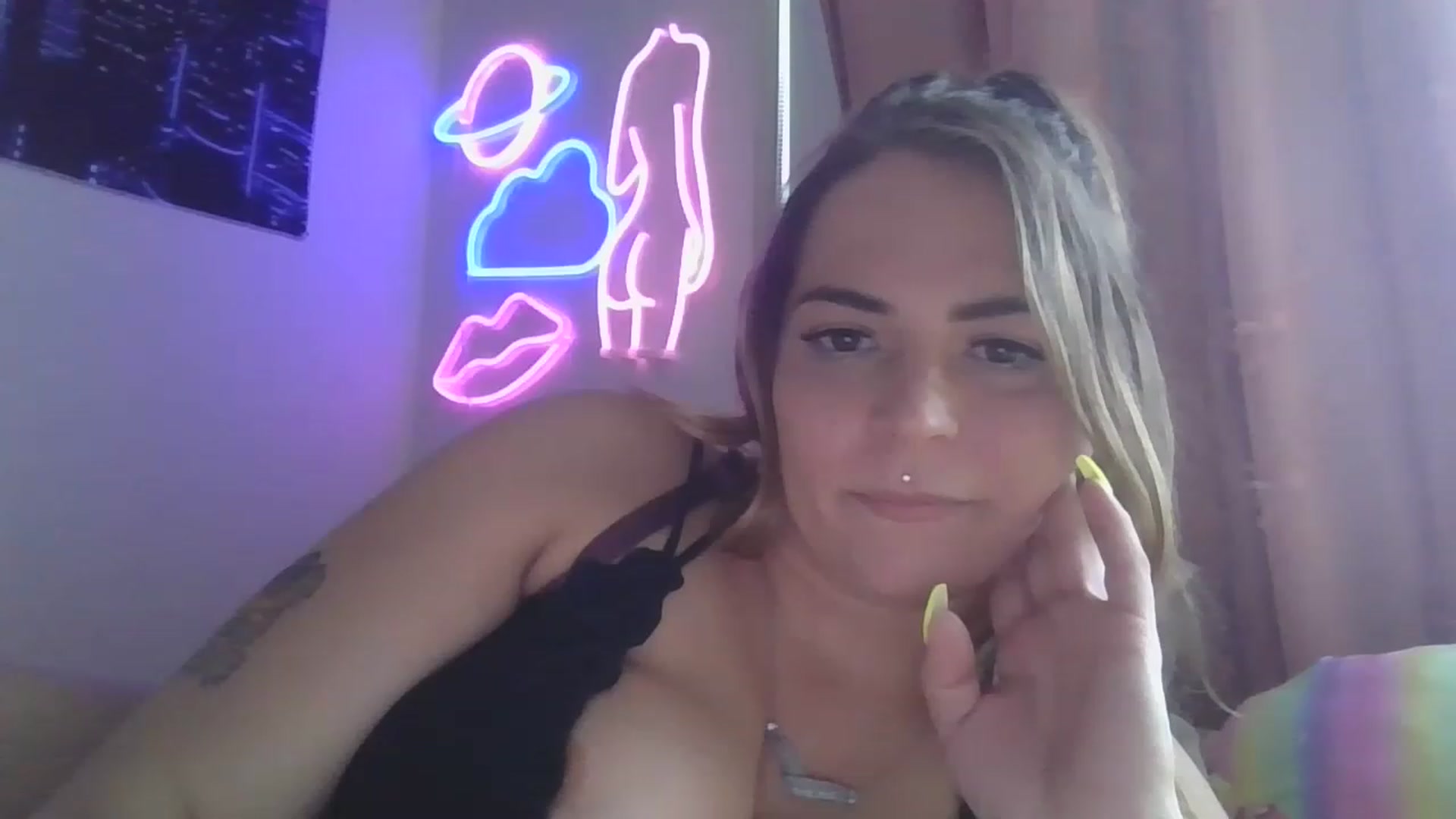 Gallery image thumbnail from ShellyW's myfreecams stream on, 05/05/2023, 15:37 image 6 of 20