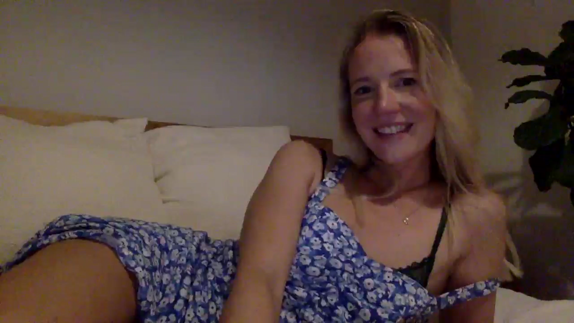 Gallery image thumbnail from Shelzstar's myfreecams stream on, 01/08/2025, 11:50 image 2 of 20