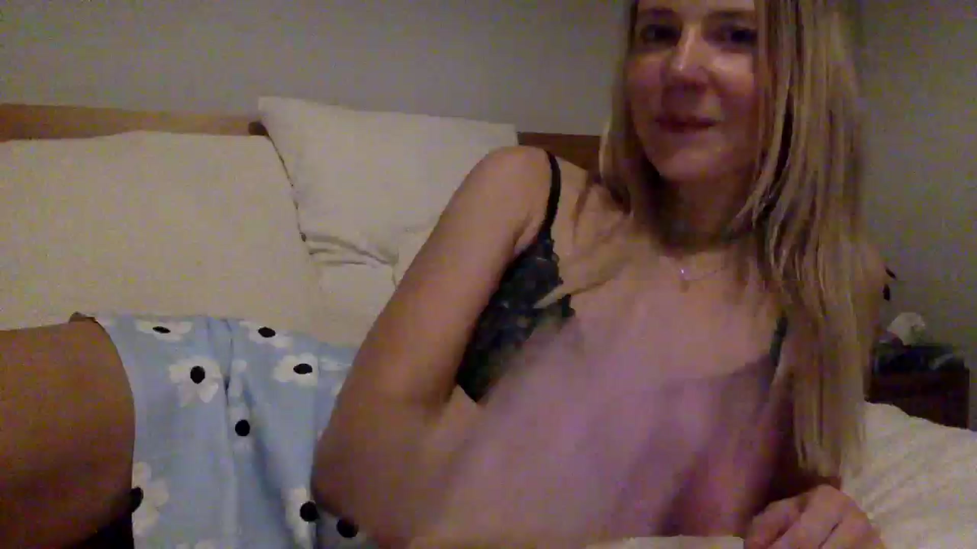 Gallery image thumbnail from Shelzstar's myfreecams stream on, 01/09/2025, 13:54 image 2 of 20