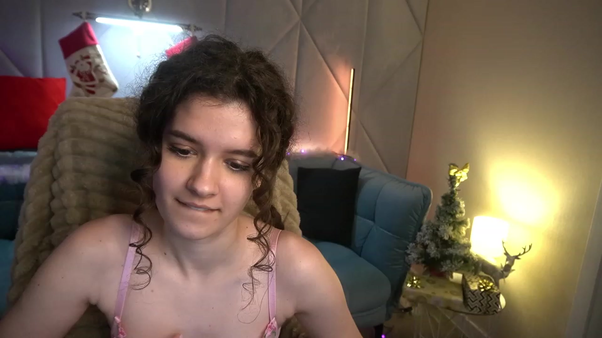 Gallery image thumbnail from Sherry_Li's myfreecams stream on, 12/29/2022, 15:36 image 14 of 20