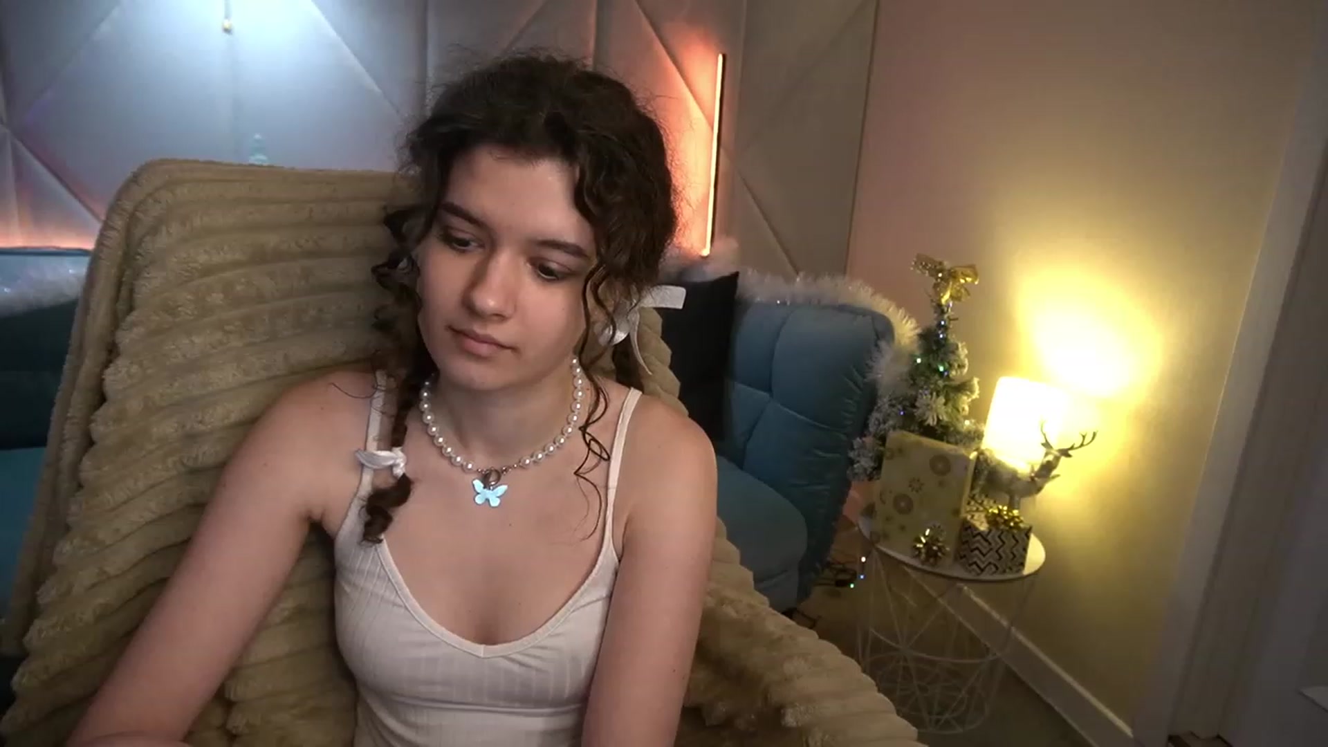 Gallery image thumbnail from Sherry_Li's myfreecams stream on, 01/08/2023, 16:00 image 16 of 20