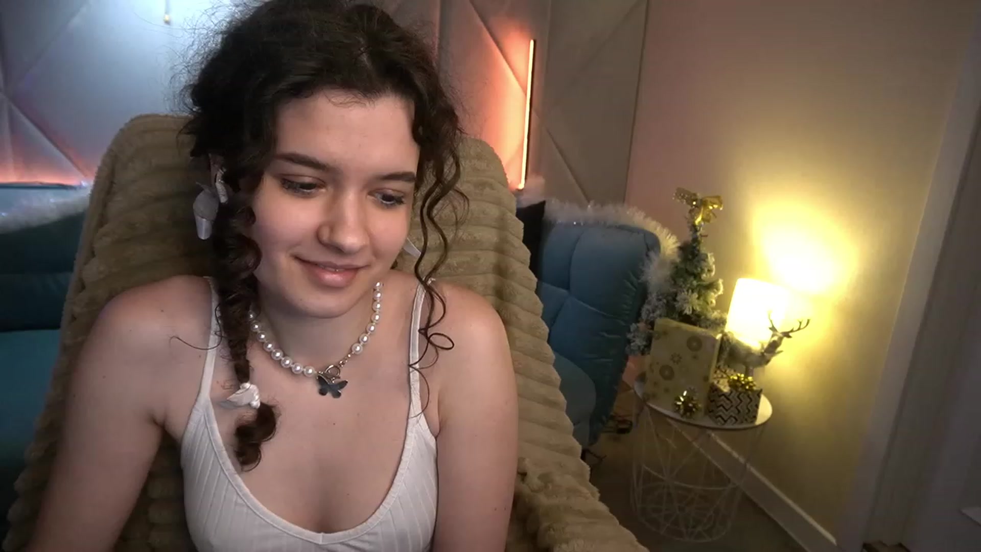 Gallery image thumbnail from Sherry_Li's myfreecams stream on, 01/08/2023, 16:00 image 13 of 20