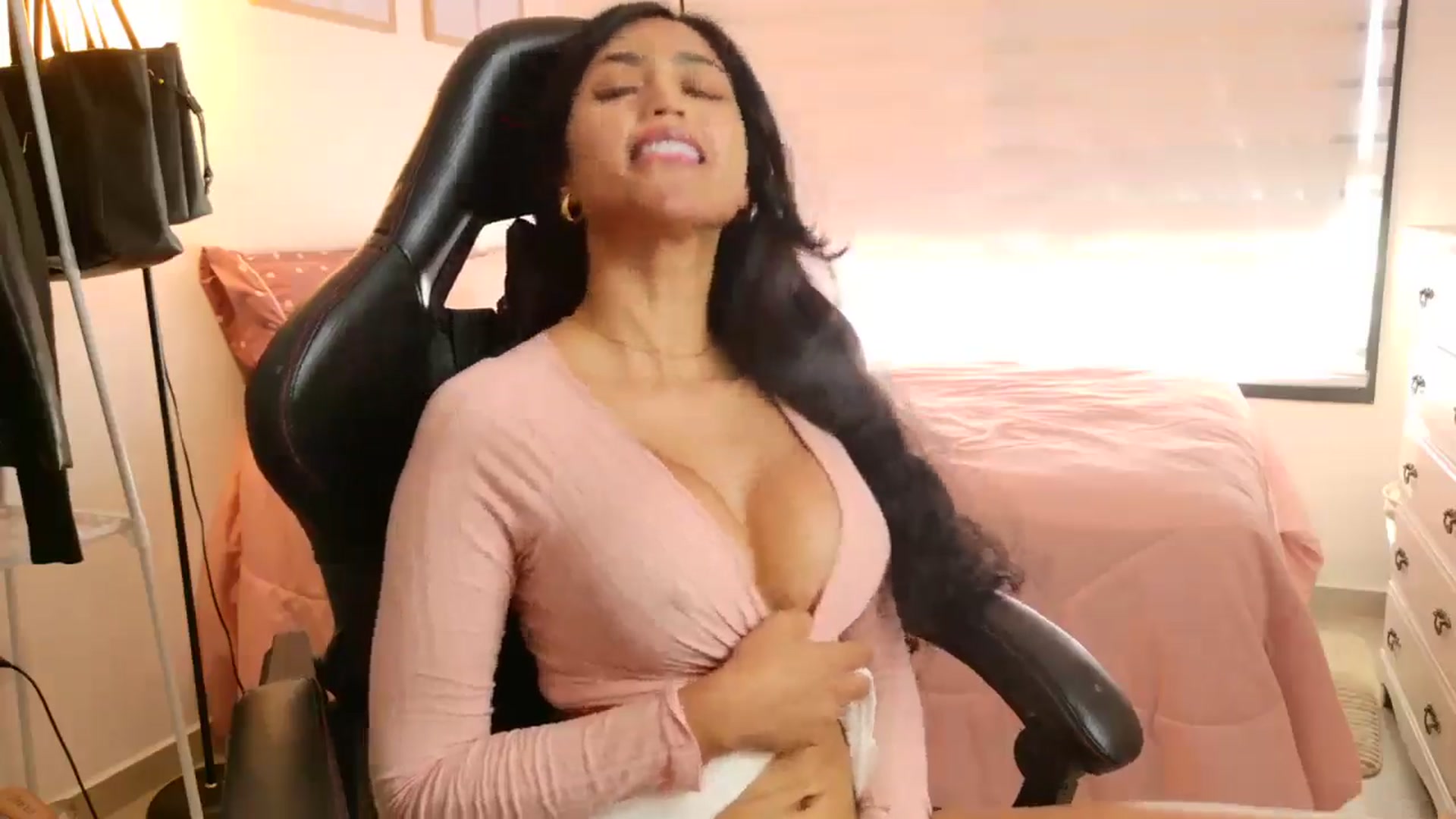 Gallery image thumbnail from SheylaSilva's myfreecams stream on, 04/14/2026, 12:54 image 10 of 20