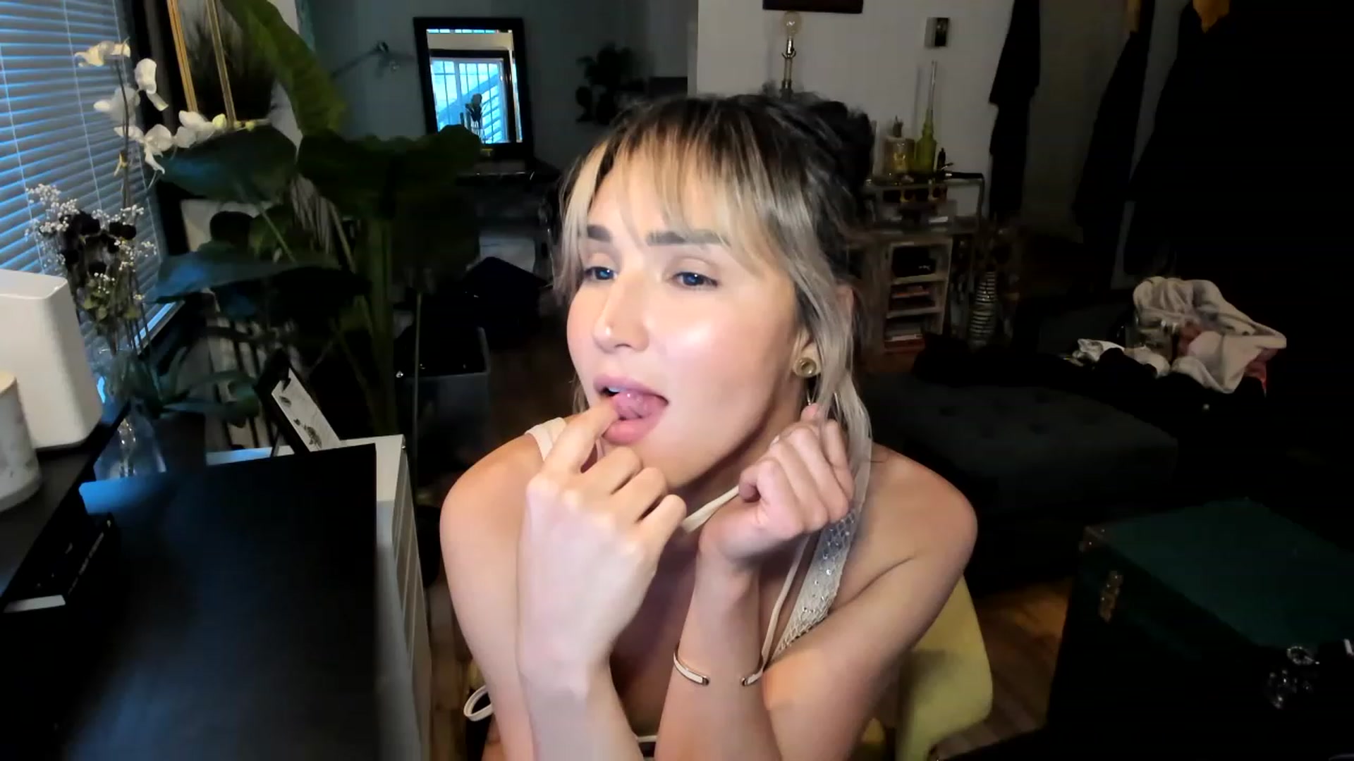 Gallery image thumbnail from ShiaKennedy's myfreecams stream on, 05/18/2023, 02:15 image 17 of 20