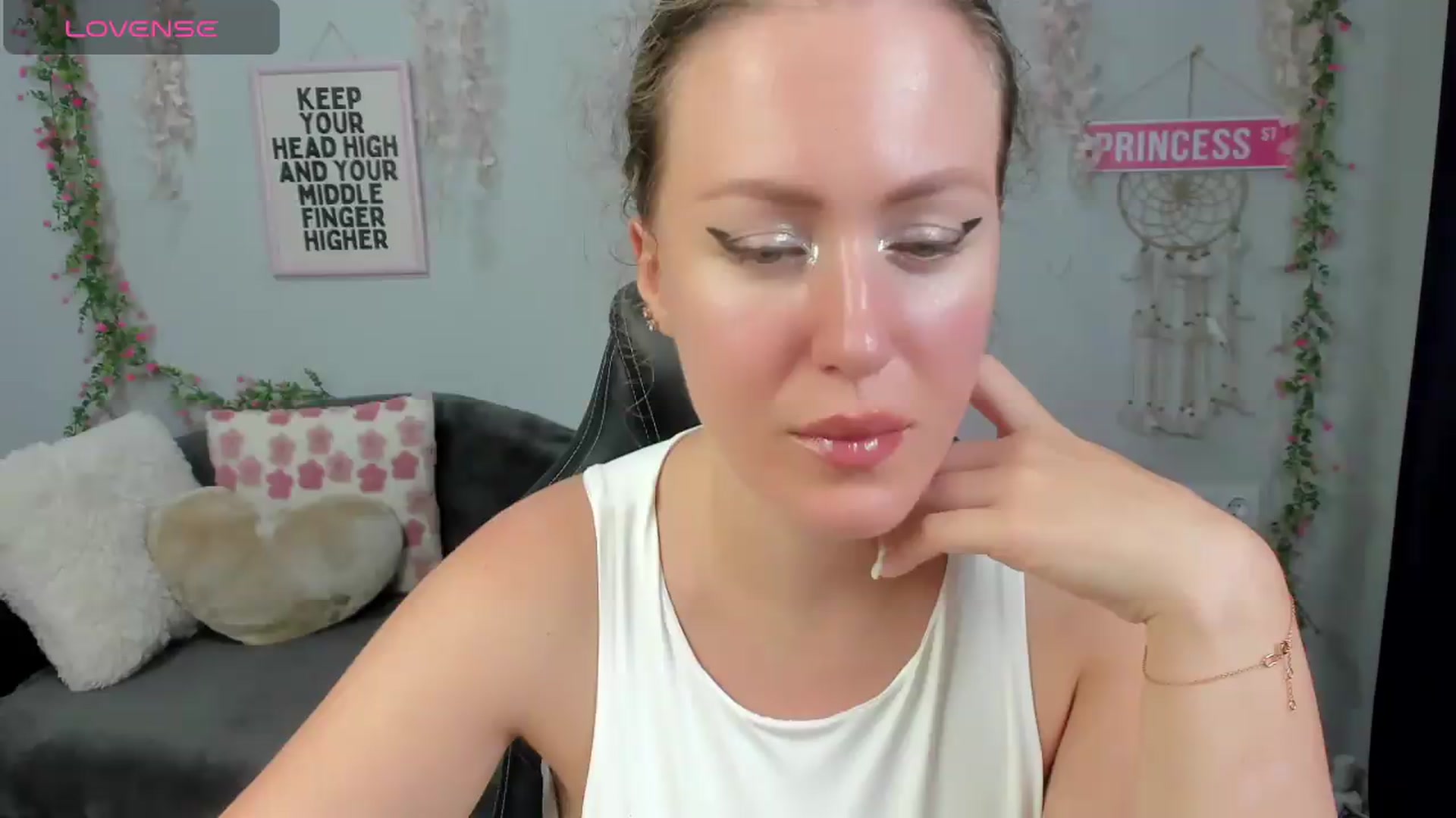 Gallery image thumbnail from Shine_Shine_Ava's myfreecams stream on, 08/26/2026, 22:46 image 19 of 20