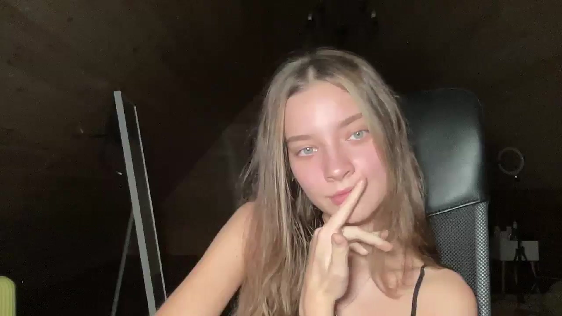 Gallery image thumbnail from Shinie_'s myfreecams stream on, 11/18/2025, 19:26 image 4 of 20