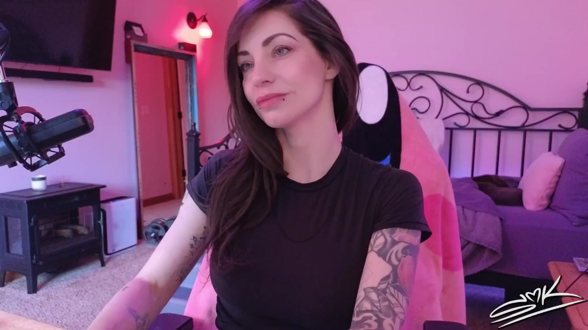 Gallery image thumbnail from ShowMeKitties's myfreecams stream on, 08/06/2025, 18:27 image 6 of 20