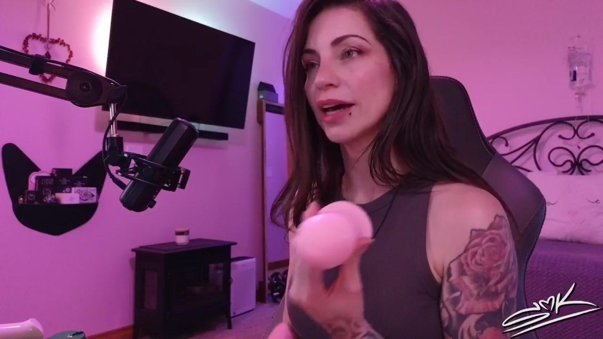 Gallery image thumbnail from ShowMeKitties's myfreecams stream on, 08/28/2025, 21:10 image 18 of 20