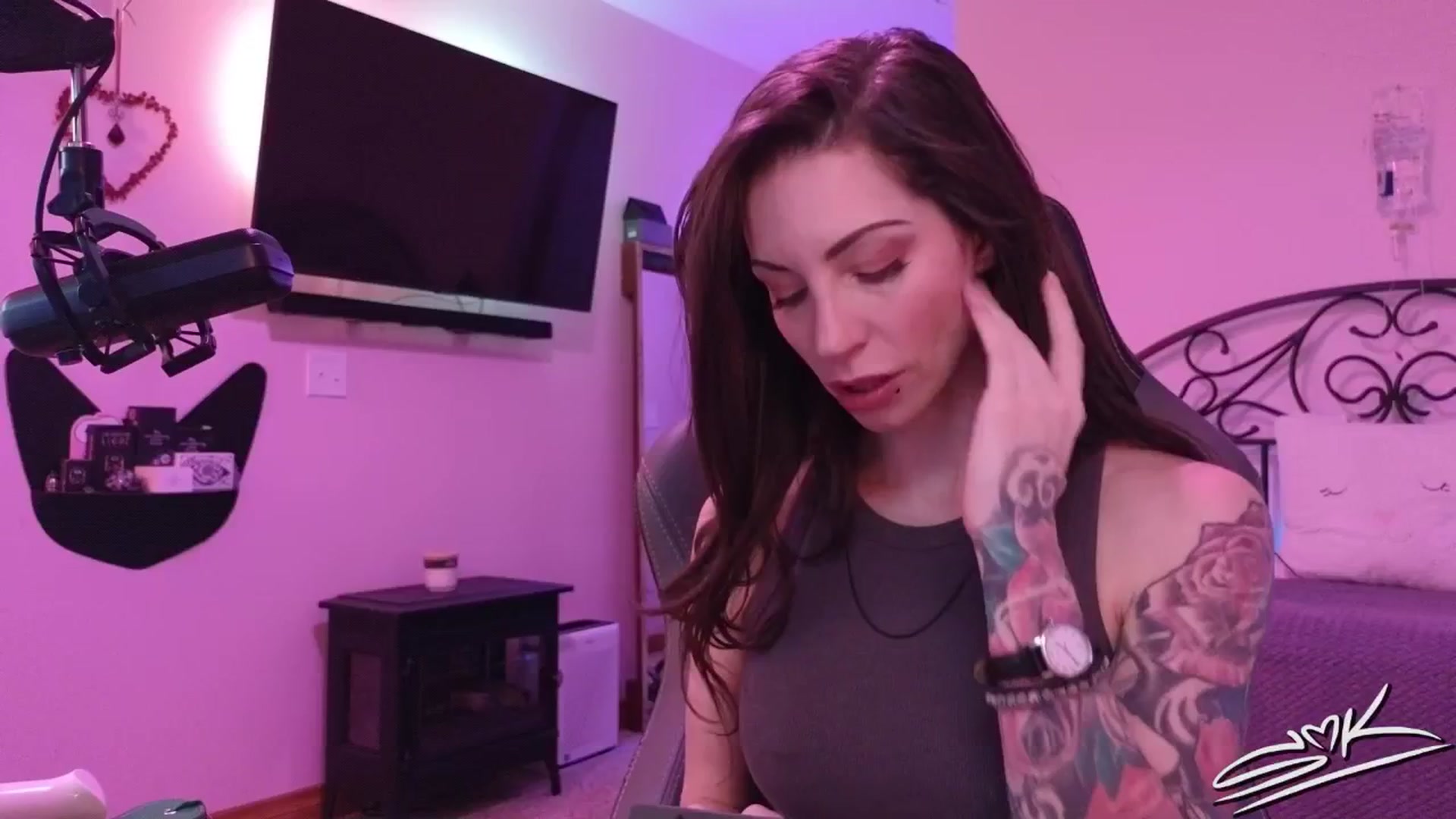 Gallery image thumbnail from ShowMeKitties's myfreecams stream on, 08/28/2025, 21:10 image 15 of 20