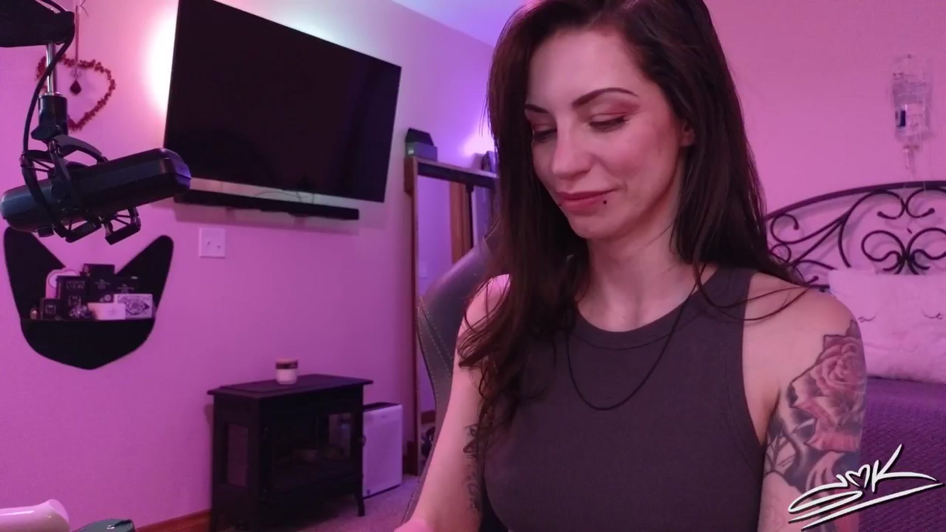 Gallery image thumbnail from ShowMeKitties's myfreecams stream on, 08/28/2025, 21:10 image 14 of 20