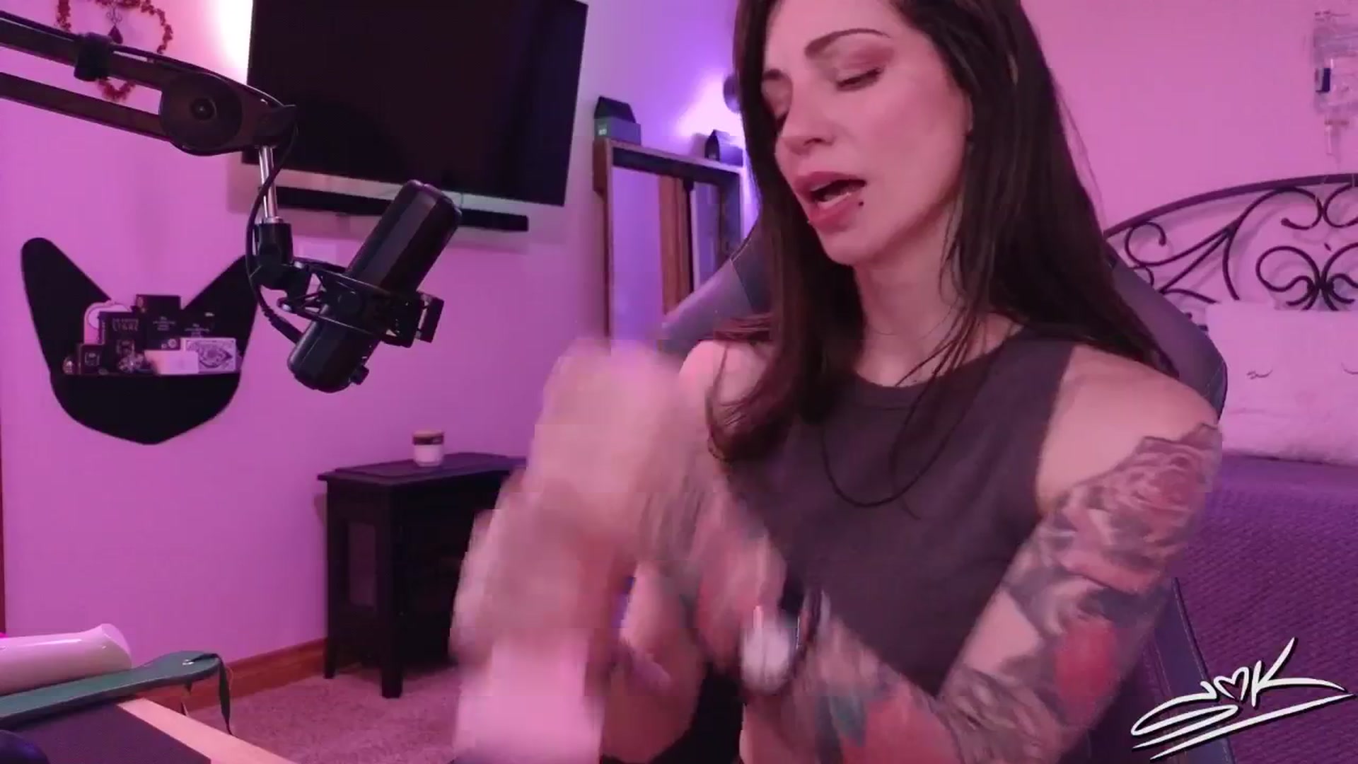 Gallery image thumbnail from ShowMeKitties's myfreecams stream on, 08/28/2025, 21:10 image 19 of 20