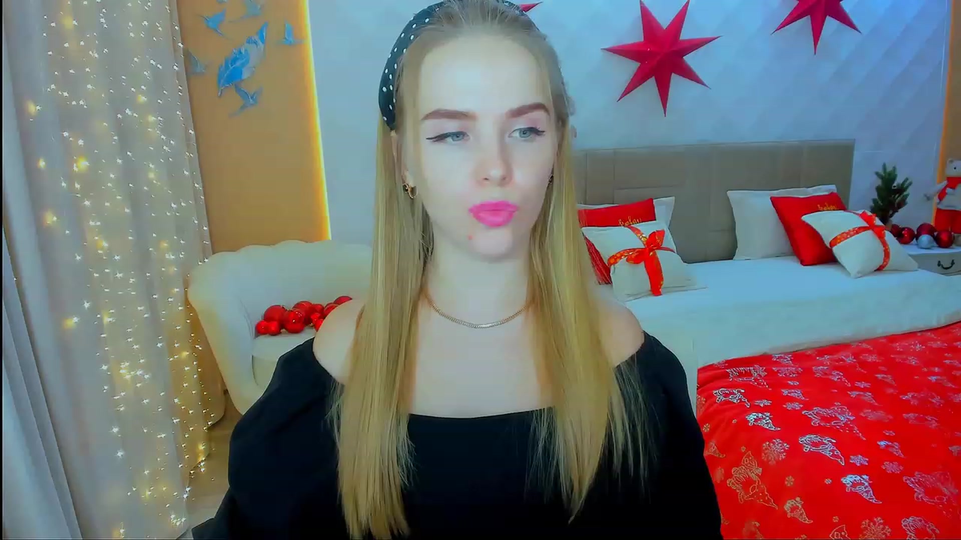 Gallery image thumbnail from ShowMeTheWay's myfreecams stream on, 12/17/2023, 13:46 image 4 of 20