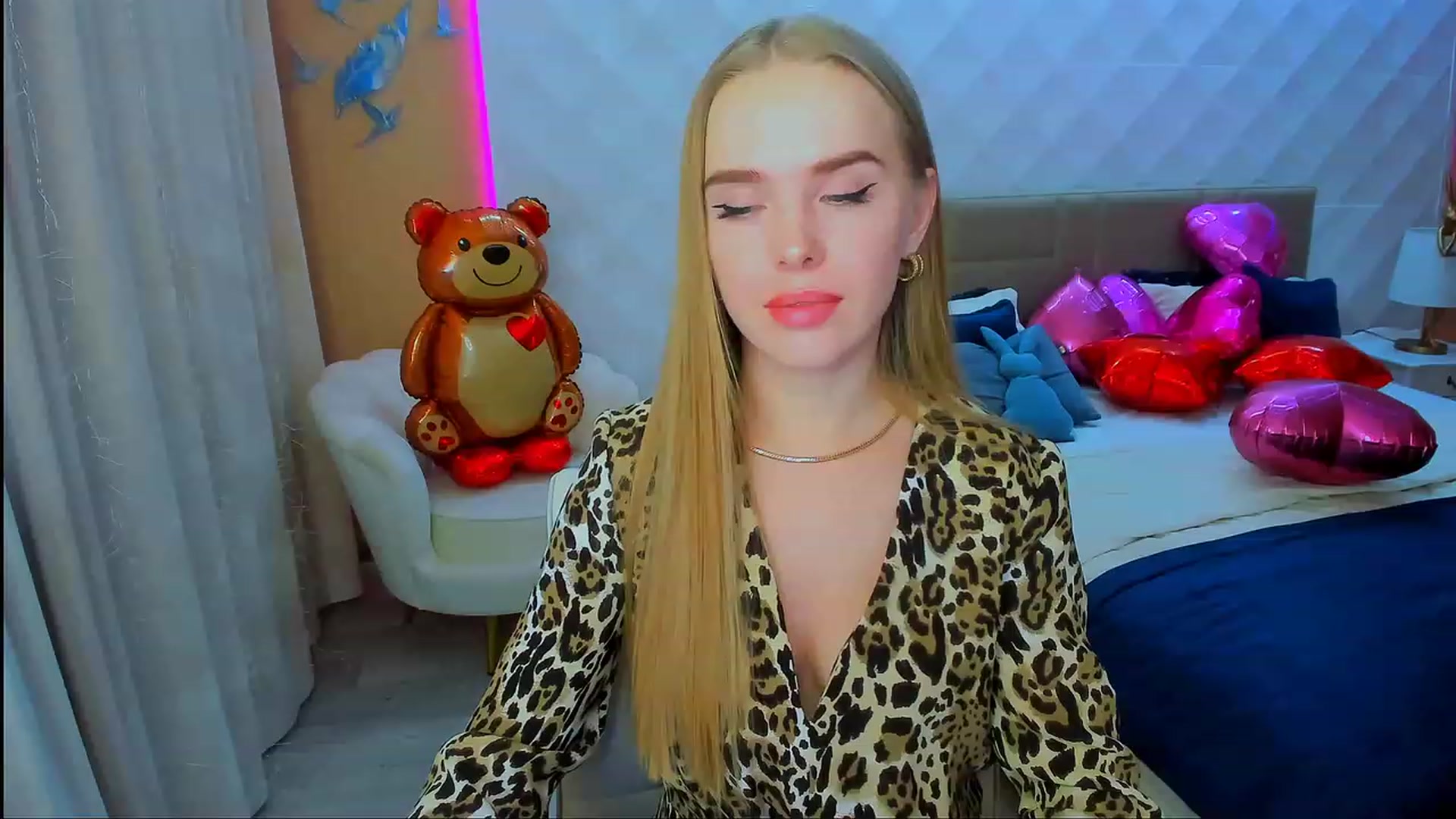 Gallery image thumbnail from ShowMeTheWay's myfreecams stream on, 02/21/2024, 13:46 image 7 of 20