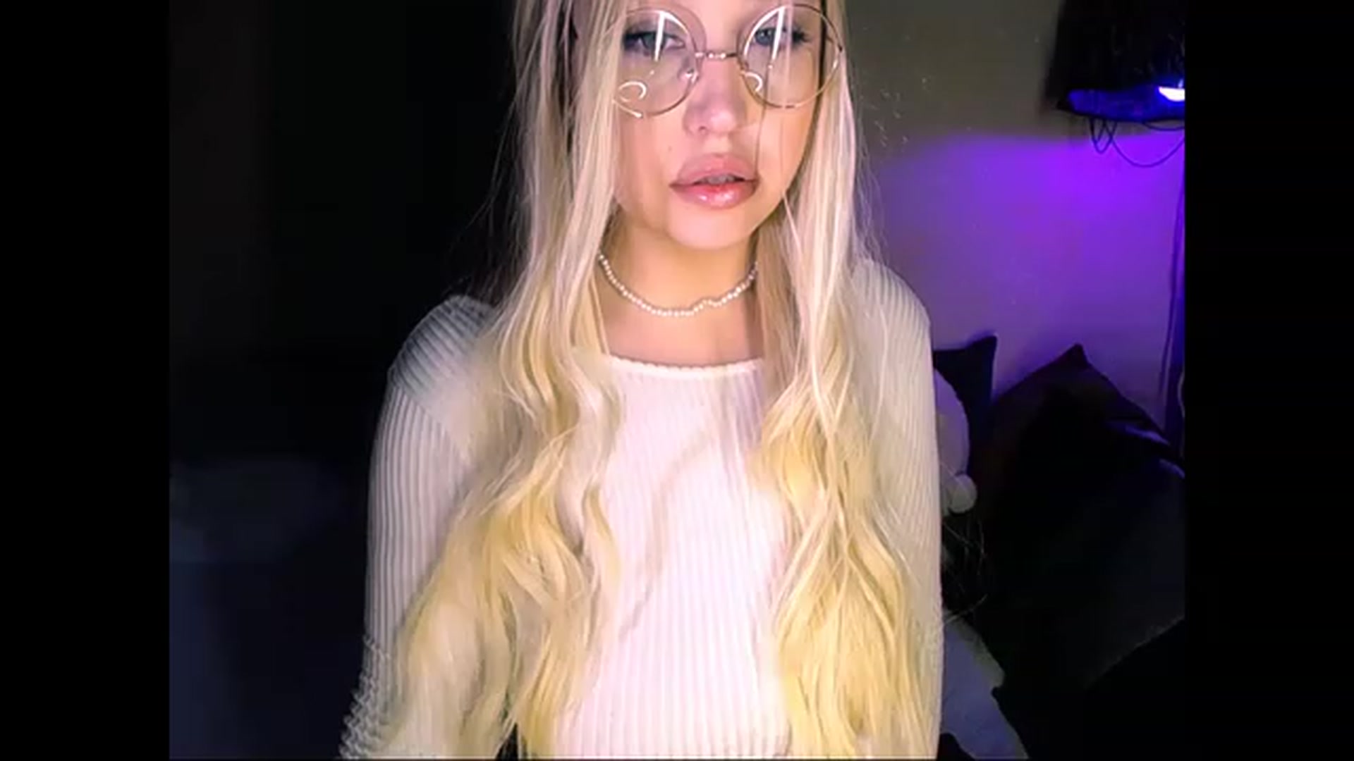 Gallery image thumbnail from Shy_Girll_'s myfreecams stream on, 12/12/2022, 11:32 image 17 of 20