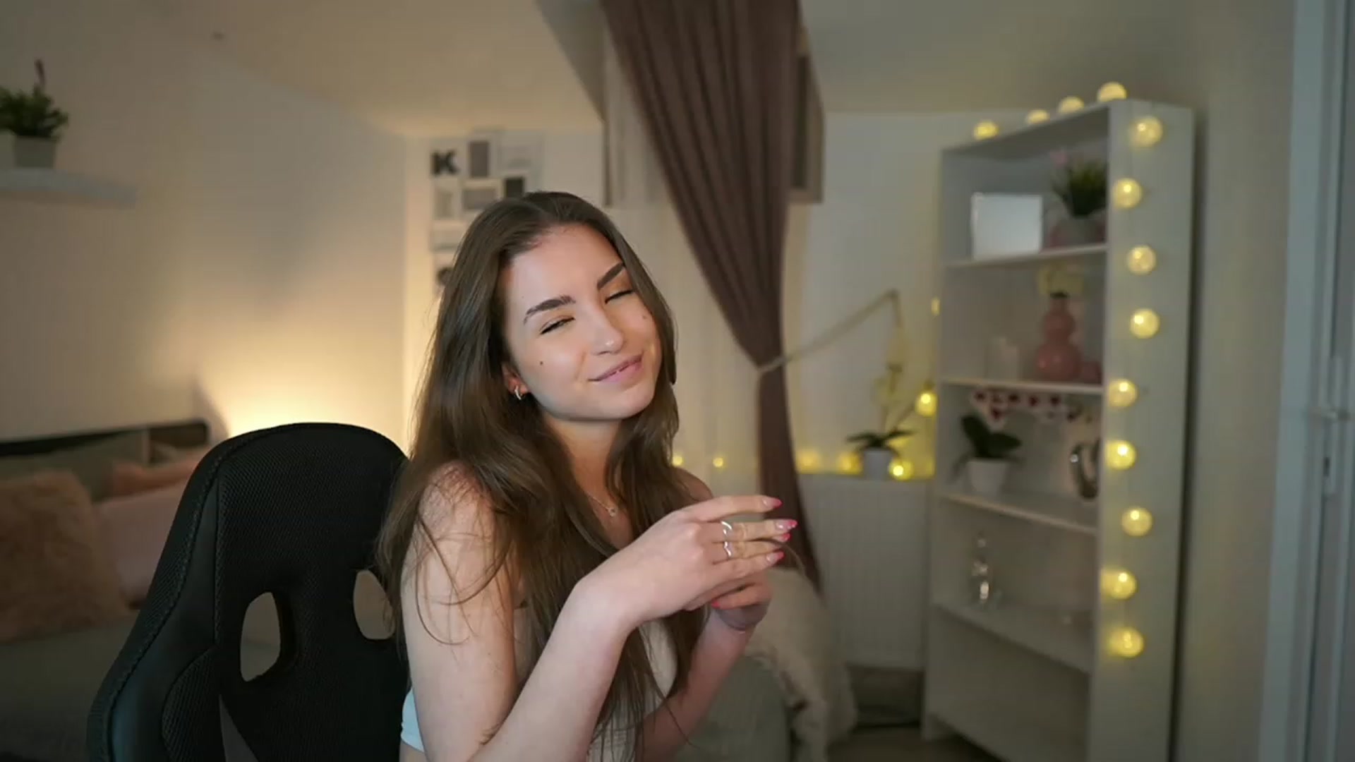 Gallery image thumbnail from Shy_jane's myfreecams stream on, 01/29/2023, 17:05 image 12 of 20