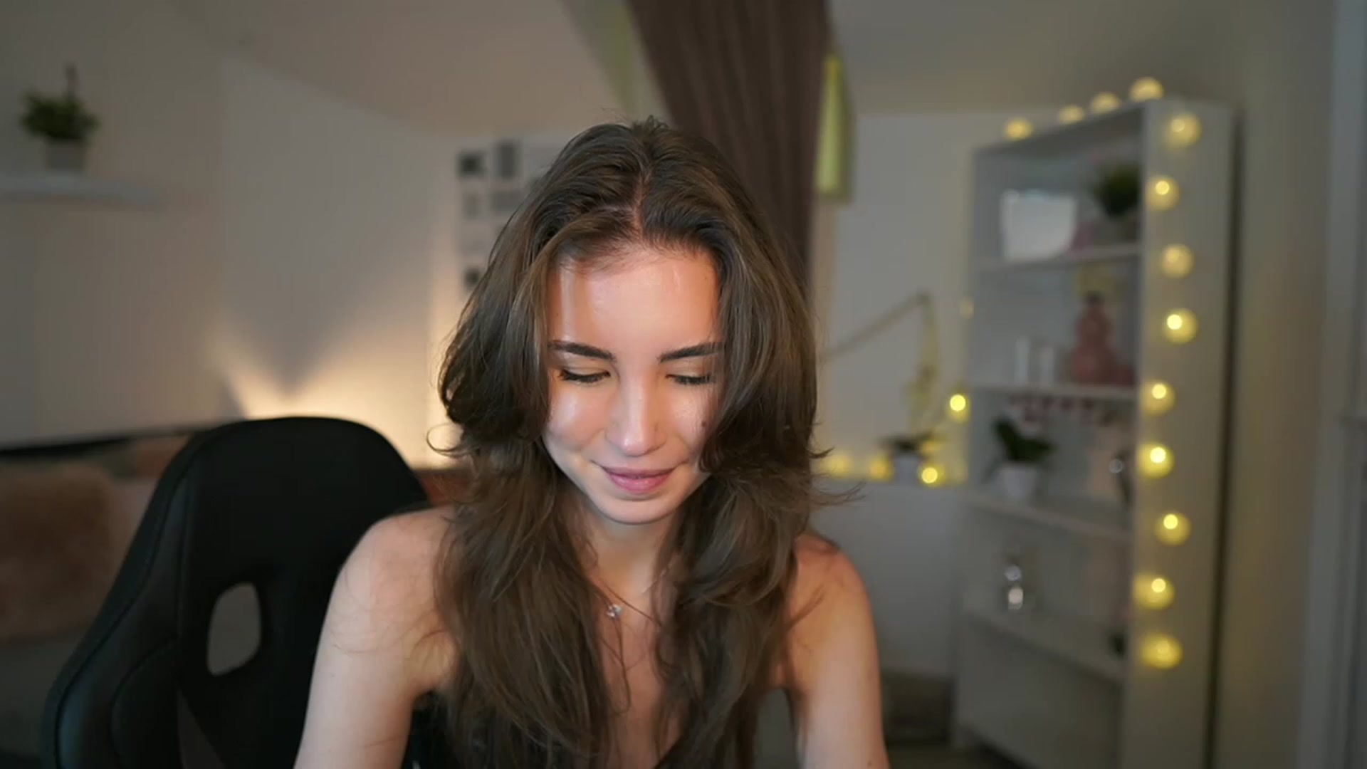 Gallery image thumbnail from Shy_jane's myfreecams stream on, 02/02/2023, 17:13 image 6 of 20
