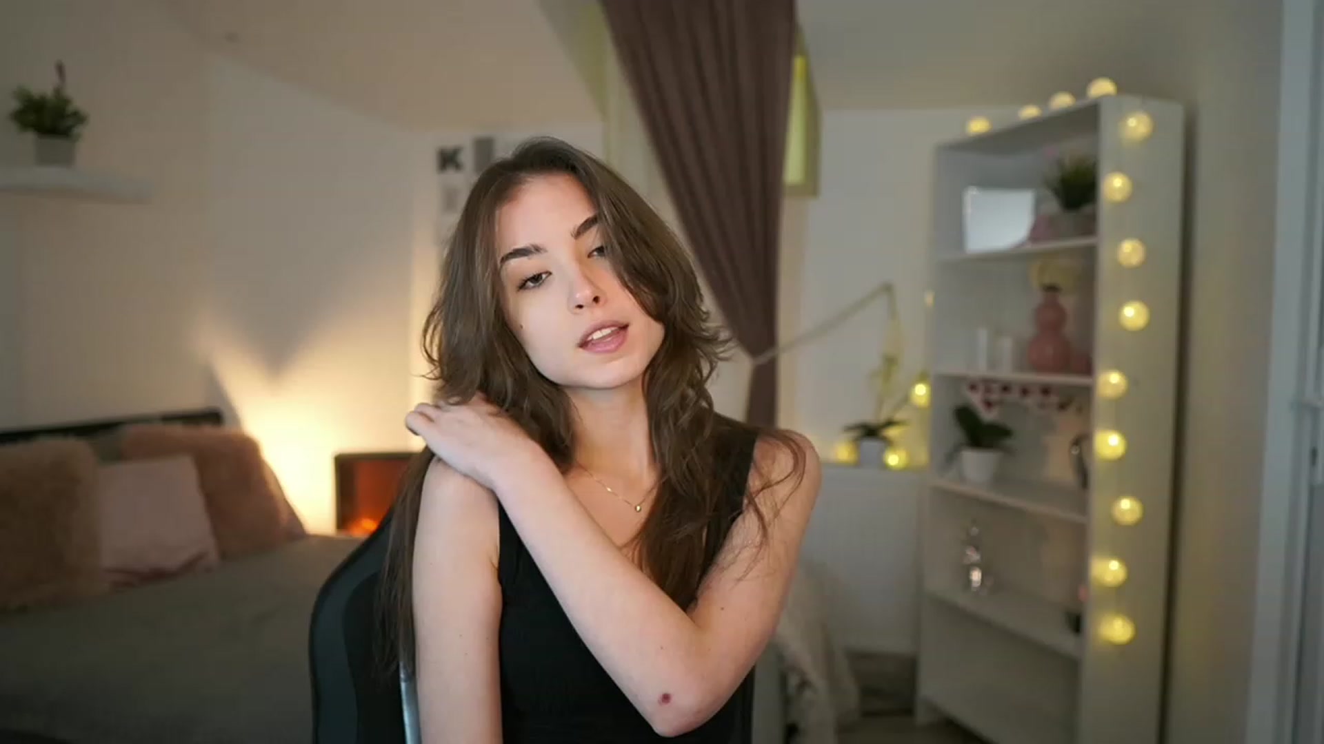 Gallery image thumbnail from Shy_jane's myfreecams stream on, 02/05/2023, 15:09 image 3 of 20