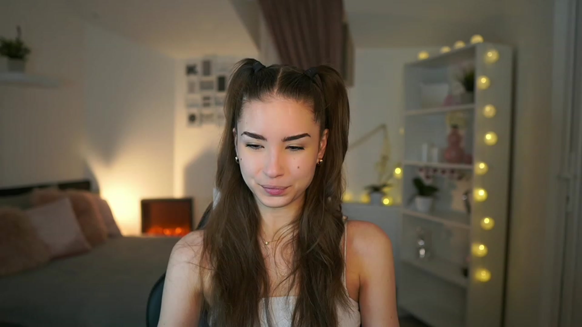 Gallery image thumbnail from Shy_jane's myfreecams stream on, 02/07/2023, 15:41 image 4 of 20