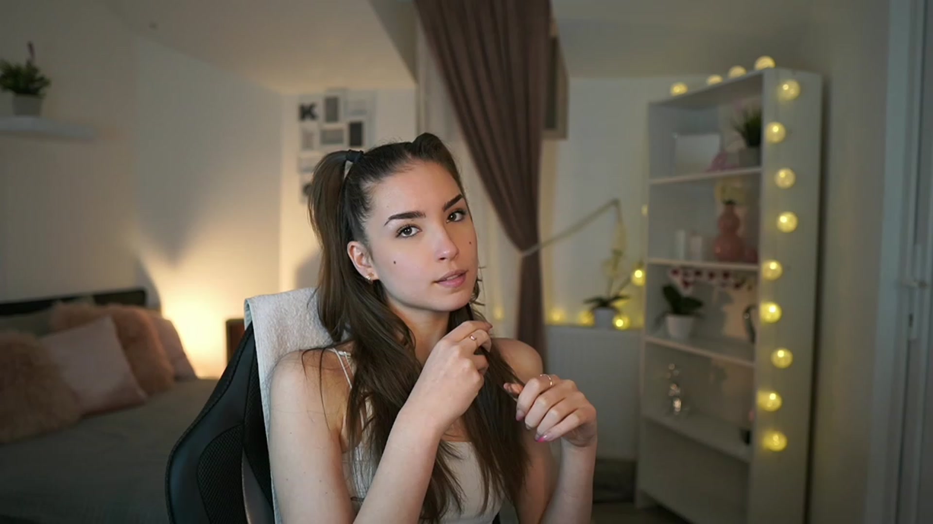 Gallery image thumbnail from Shy_jane's myfreecams stream on, 02/07/2023, 16:18 image 6 of 20
