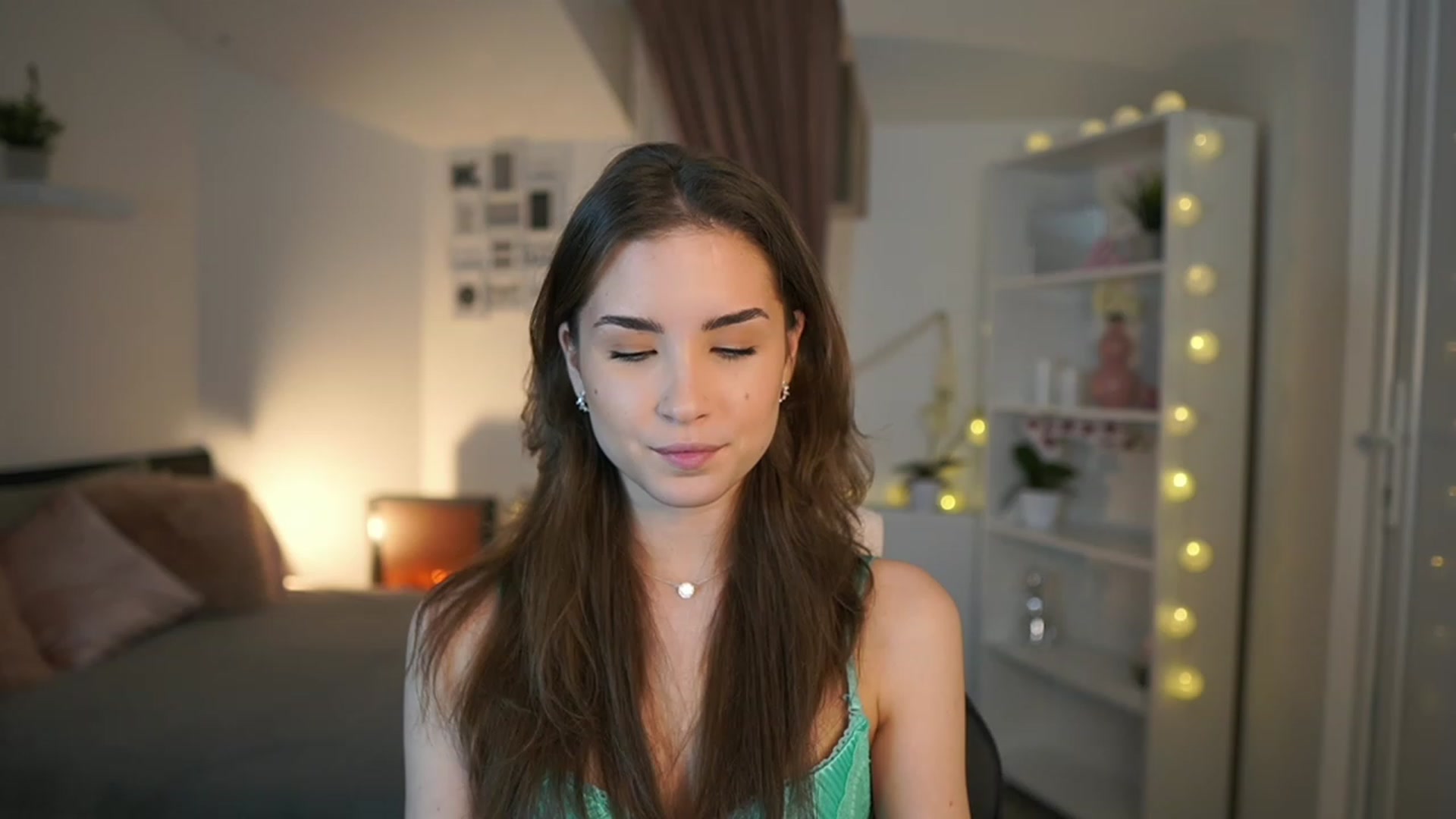 Gallery image thumbnail from Shy_jane's myfreecams stream on, 02/17/2023, 16:27 image 10 of 20
