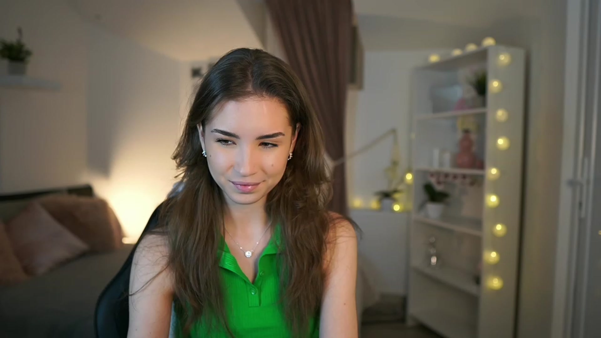 Gallery image thumbnail from Shy_jane's myfreecams stream on, 02/17/2023, 16:27 image 6 of 20