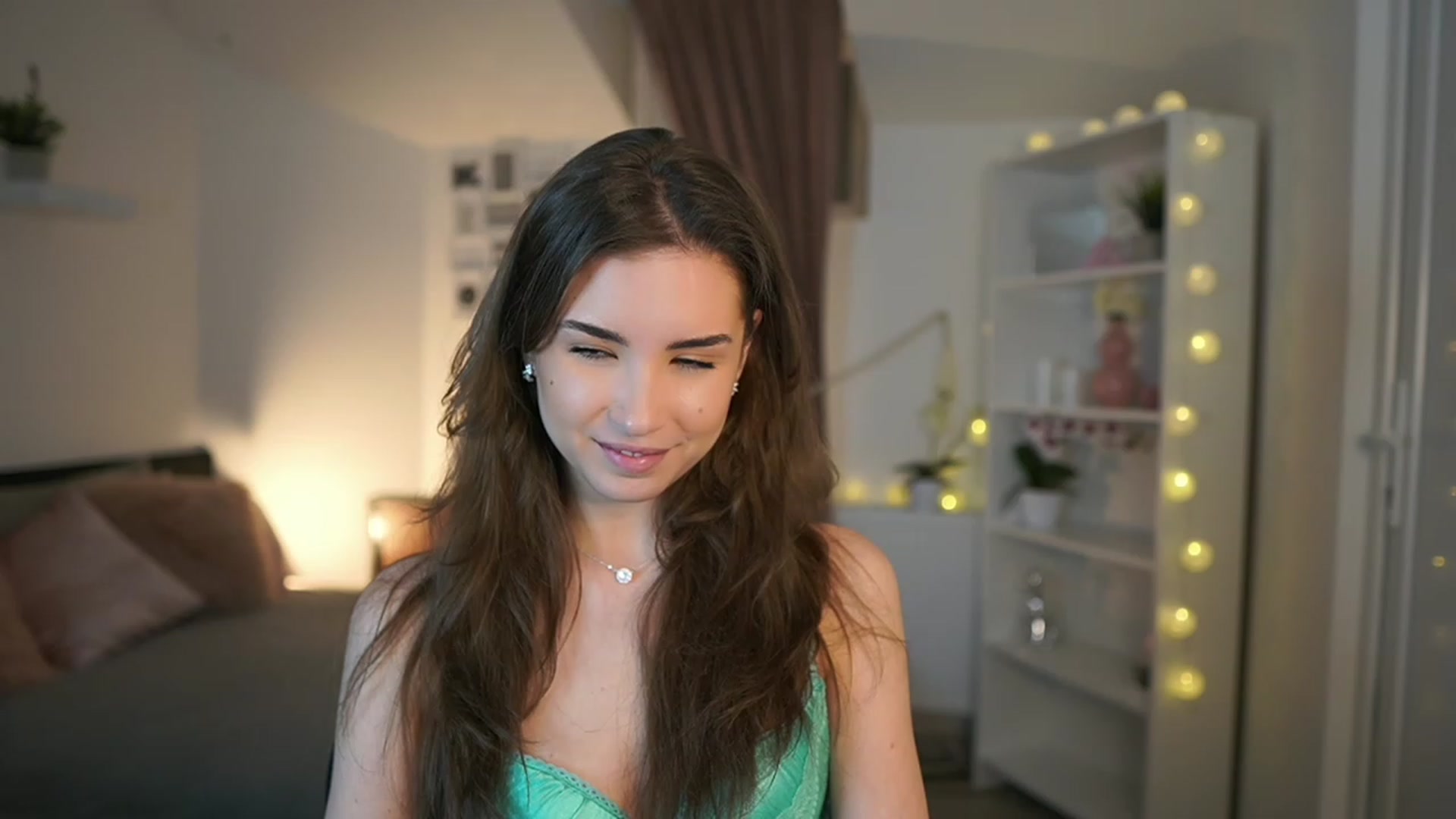 Gallery image thumbnail from Shy_jane's myfreecams stream on, 02/17/2023, 18:08 image 14 of 20