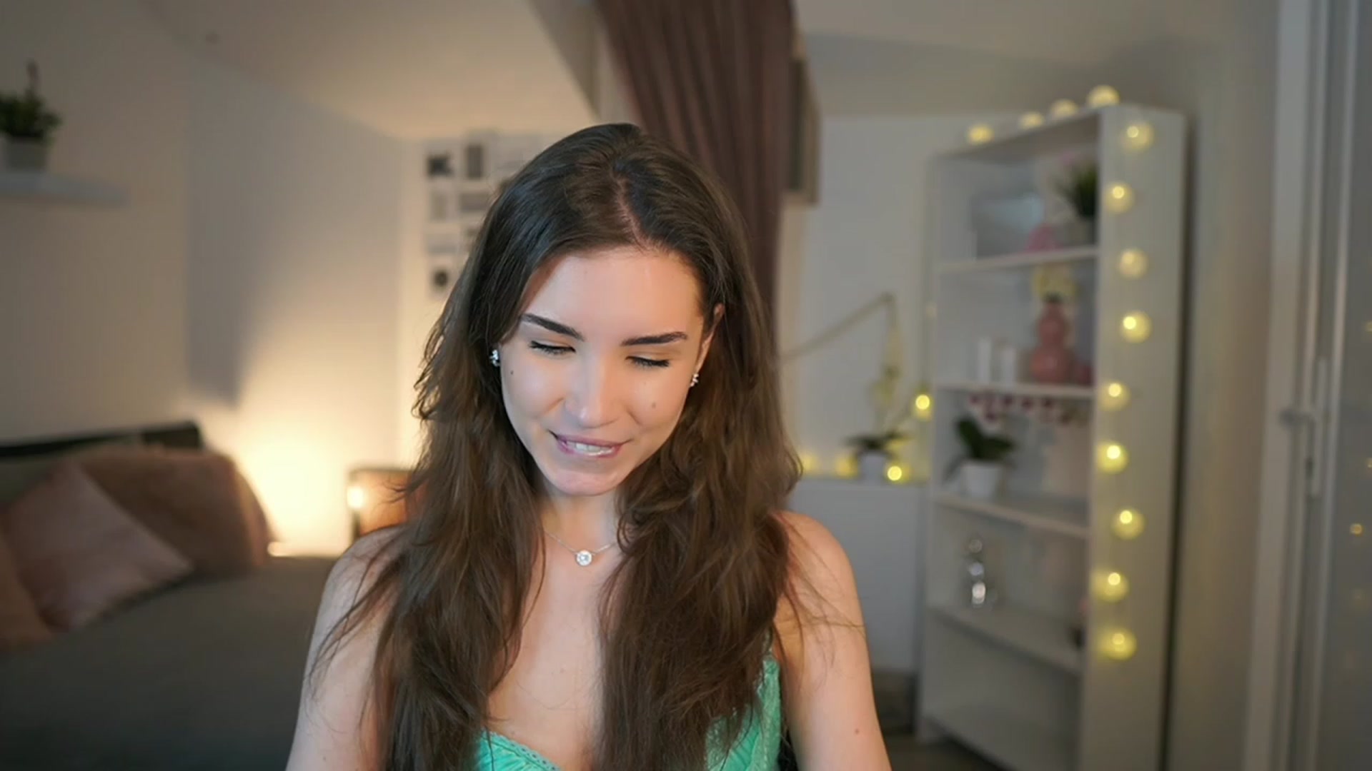 Gallery image thumbnail from Shy_jane's myfreecams stream on, 02/17/2023, 18:08 image 17 of 20