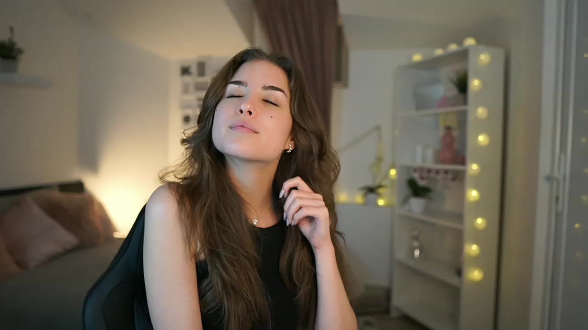 Gallery image thumbnail from Shy_jane's myfreecams stream on, 02/19/2023, 16:39 image 4 of 20