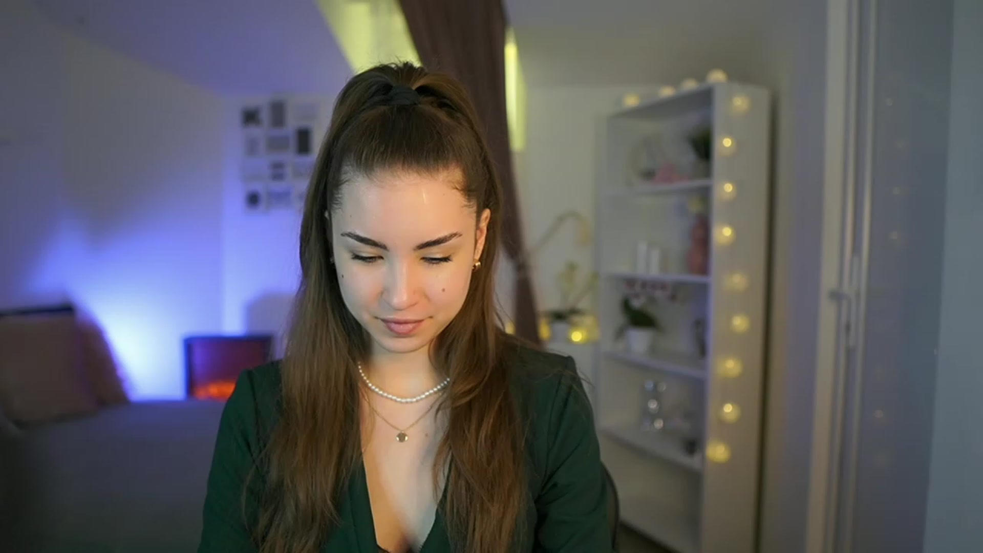 Gallery image thumbnail from Shy_jane's myfreecams stream on, 03/29/2023, 13:36 image 4 of 20