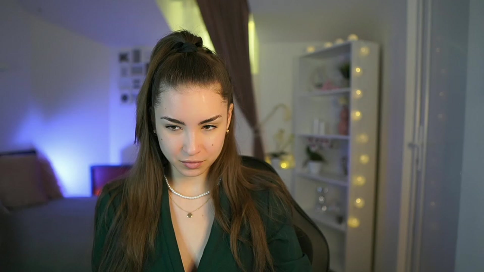 Gallery image thumbnail from Shy_jane's myfreecams stream on, 03/29/2023, 13:36 image 19 of 20