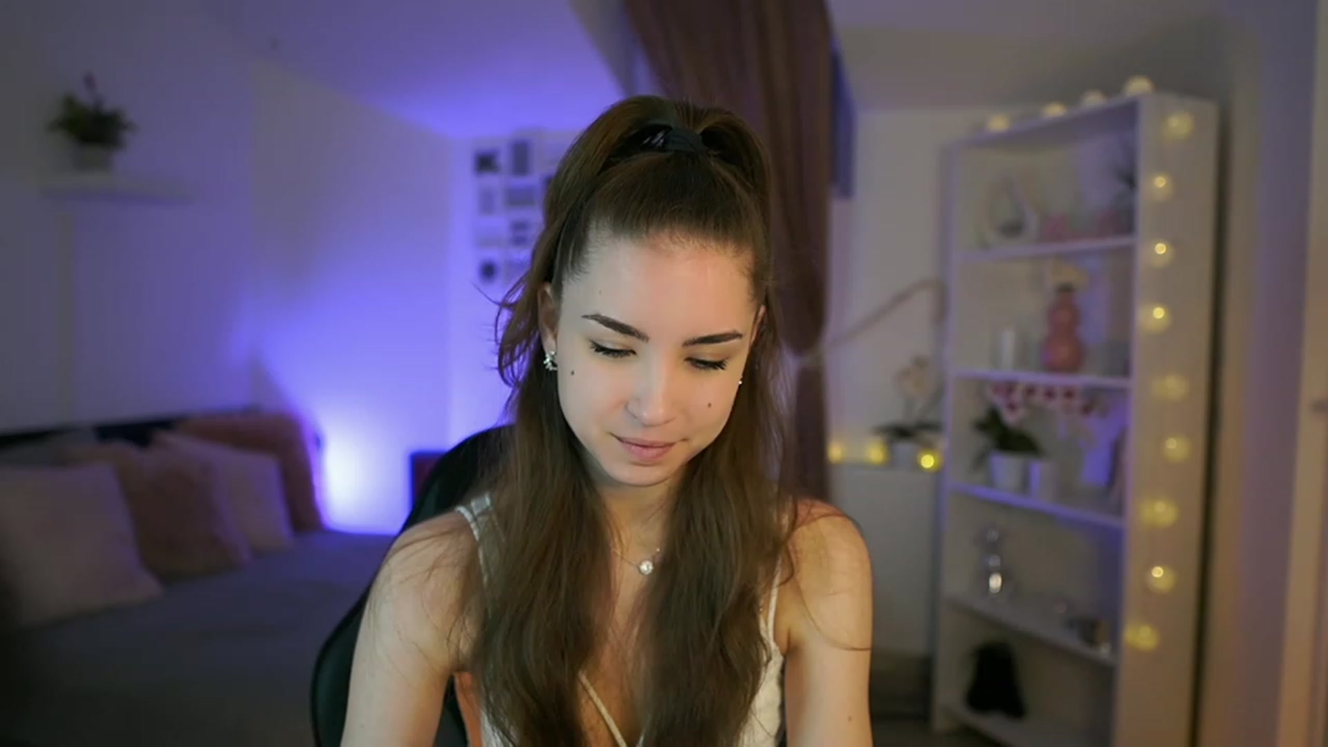 Gallery image thumbnail from Shy_jane's myfreecams stream on, 04/30/2023, 09:10 image 4 of 20