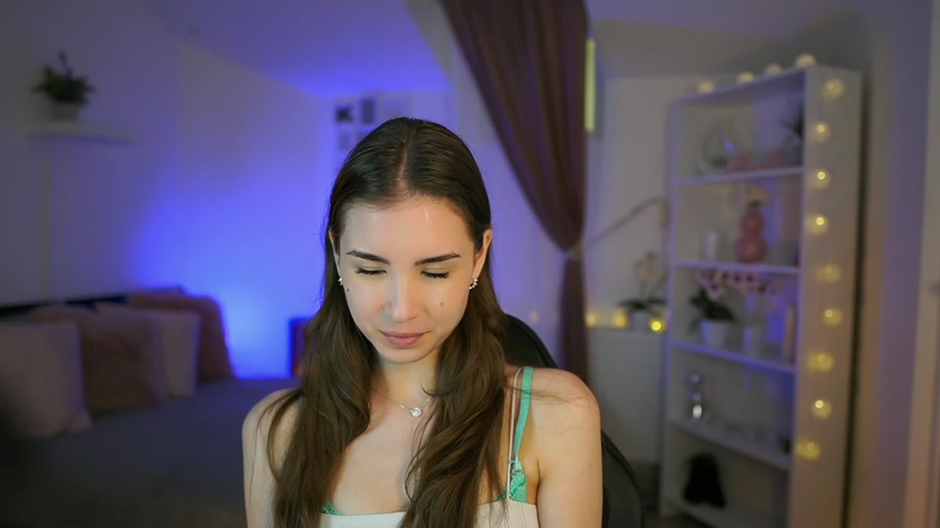 Gallery image thumbnail from Shy_jane's myfreecams stream on, 05/03/2023, 14:36 image 2 of 20