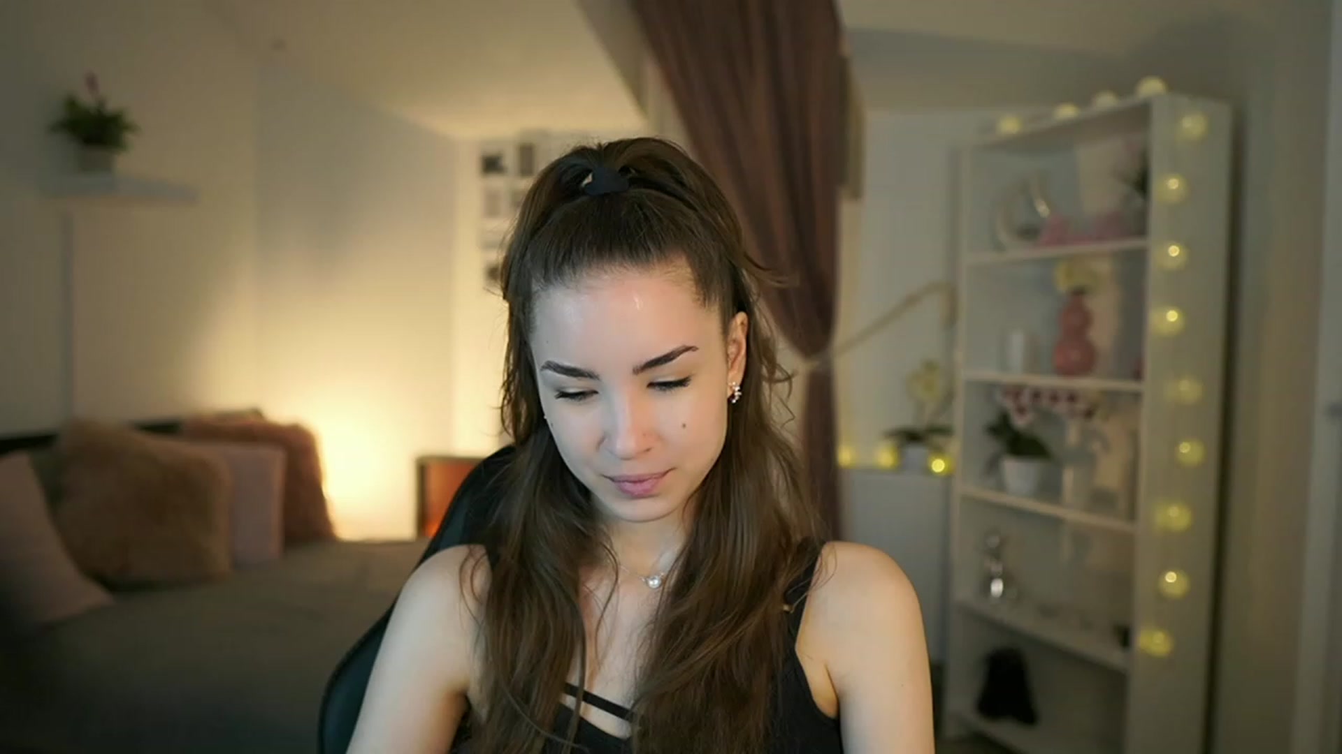 Gallery image thumbnail from Shy_jane's myfreecams stream on, 05/04/2023, 08:45 image 6 of 20