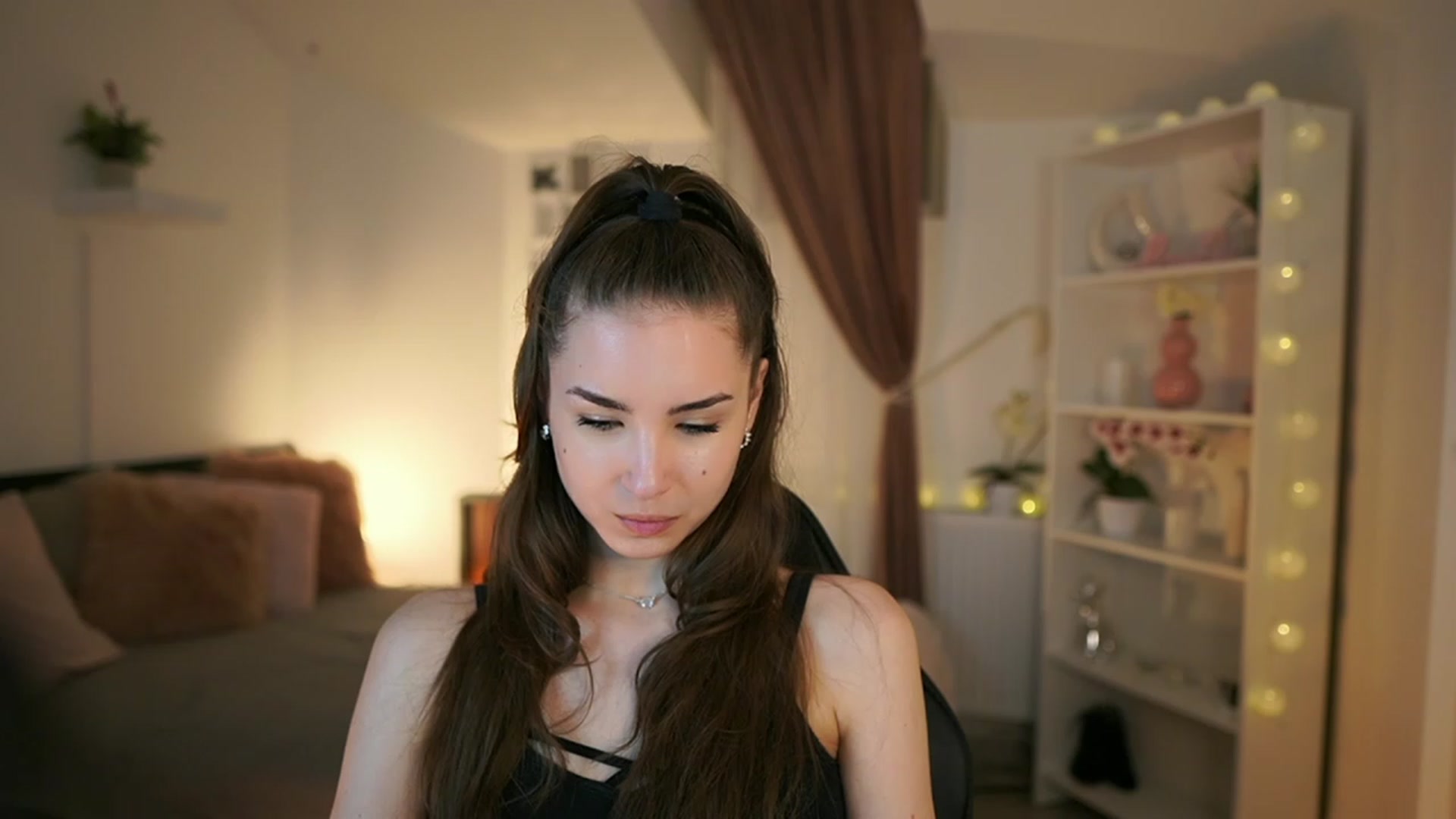 Gallery image thumbnail from Shy_jane's myfreecams stream on, 05/04/2023, 16:22 image 6 of 20