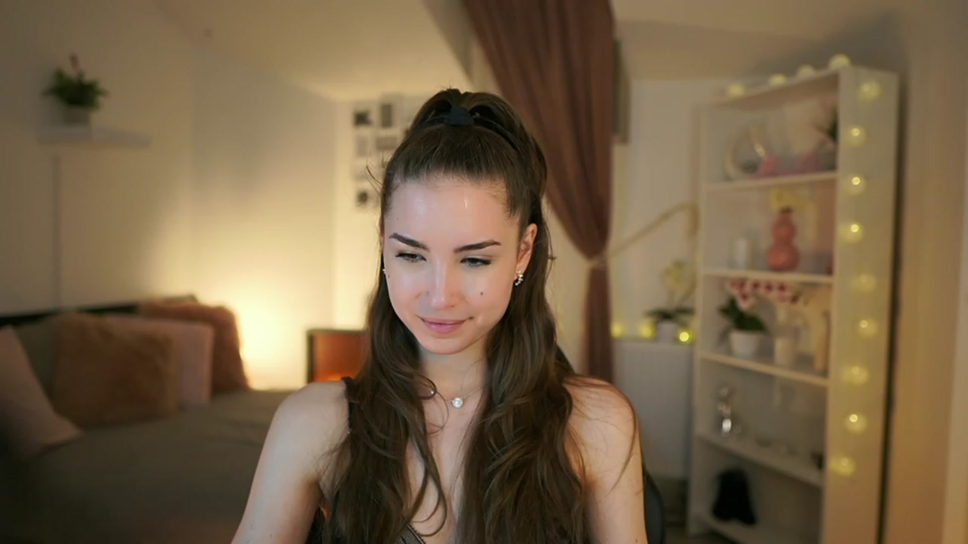 Gallery image thumbnail from Shy_jane's myfreecams stream on, 05/04/2023, 16:22 image 18 of 20