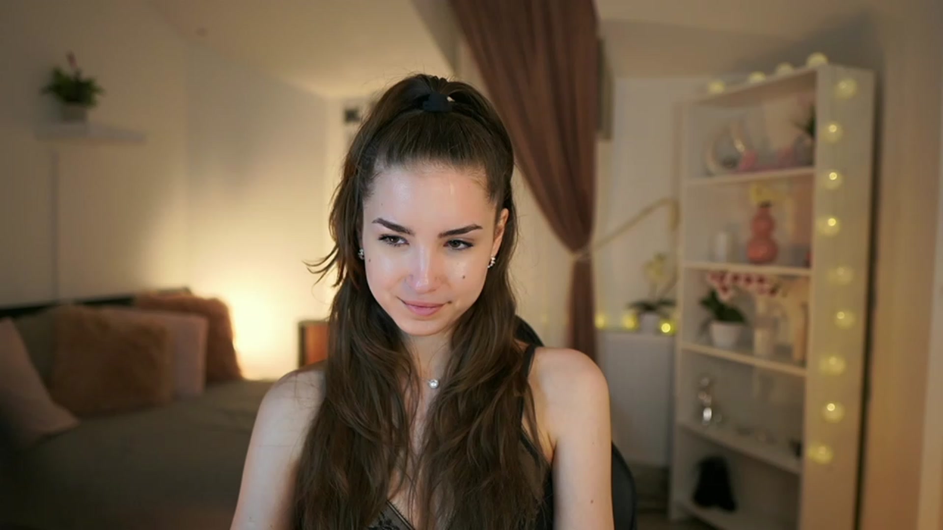 Gallery image thumbnail from Shy_jane's myfreecams stream on, 05/04/2023, 16:22 image 16 of 20