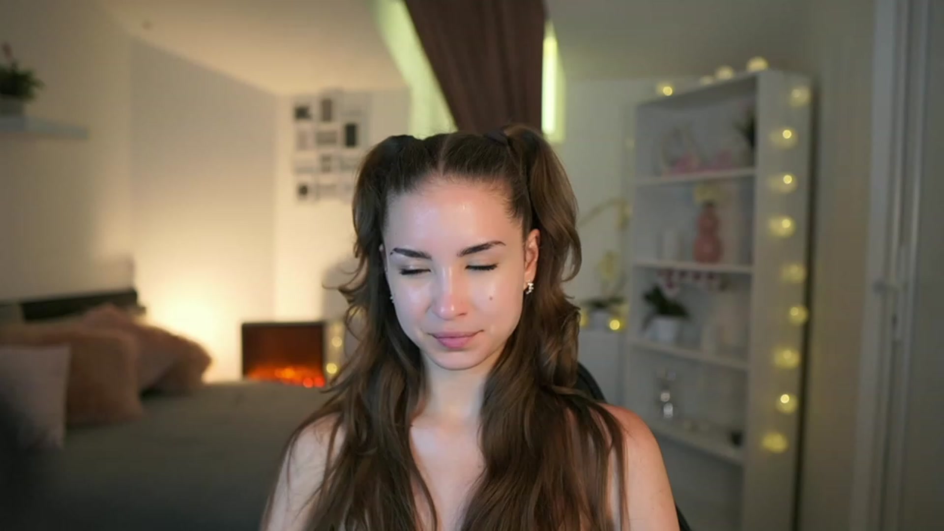 Gallery image thumbnail from Shy_jane's myfreecams stream on, 05/28/2023, 17:31 image 14 of 20