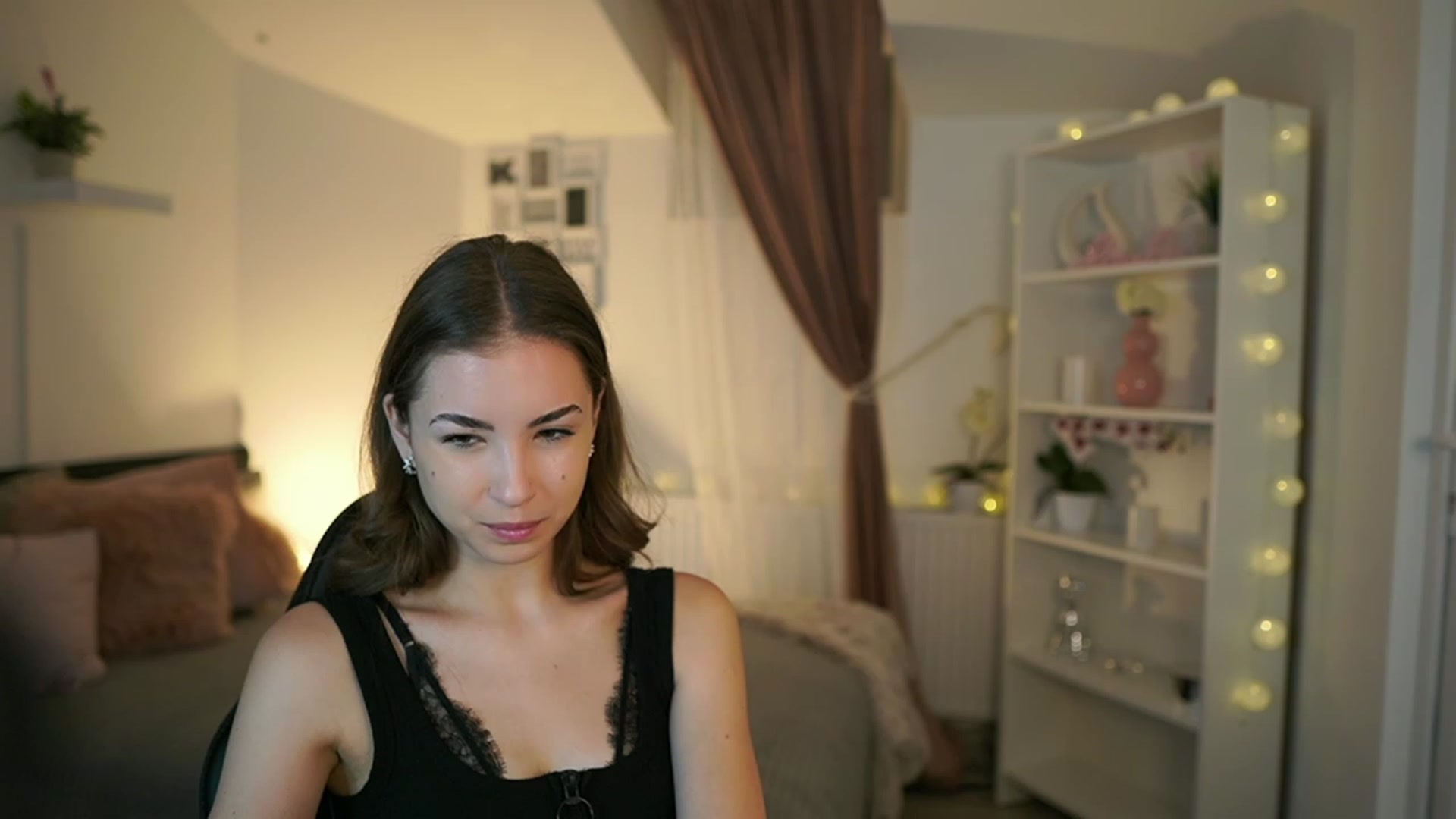 Gallery image thumbnail from Shy_jane's myfreecams stream on, 06/04/2023, 08:50 image 1 of 20