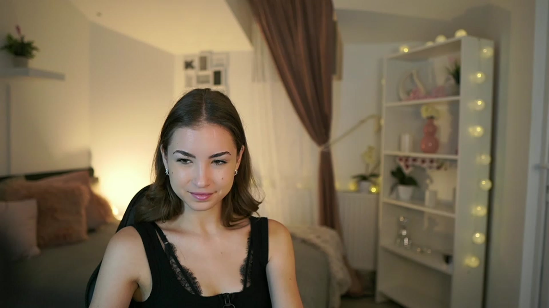 Gallery image thumbnail from Shy_jane's myfreecams stream on, 06/04/2023, 08:50 image 4 of 20